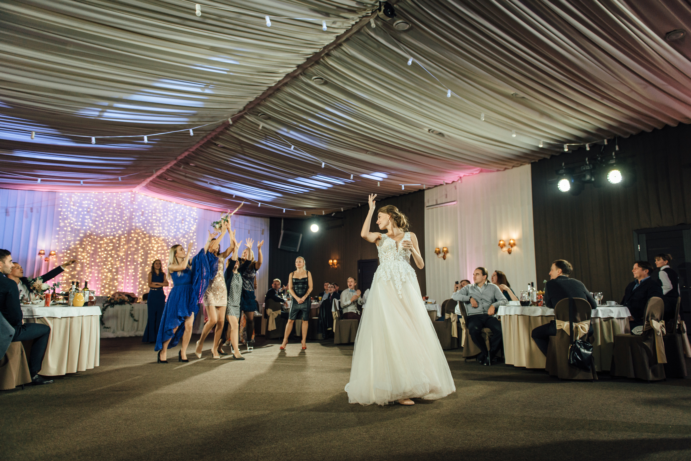 Свадебная фотосессия в Павловском дворце и парке. Свадебный фотограф в Санкт-Петербурге Венера Ахметова