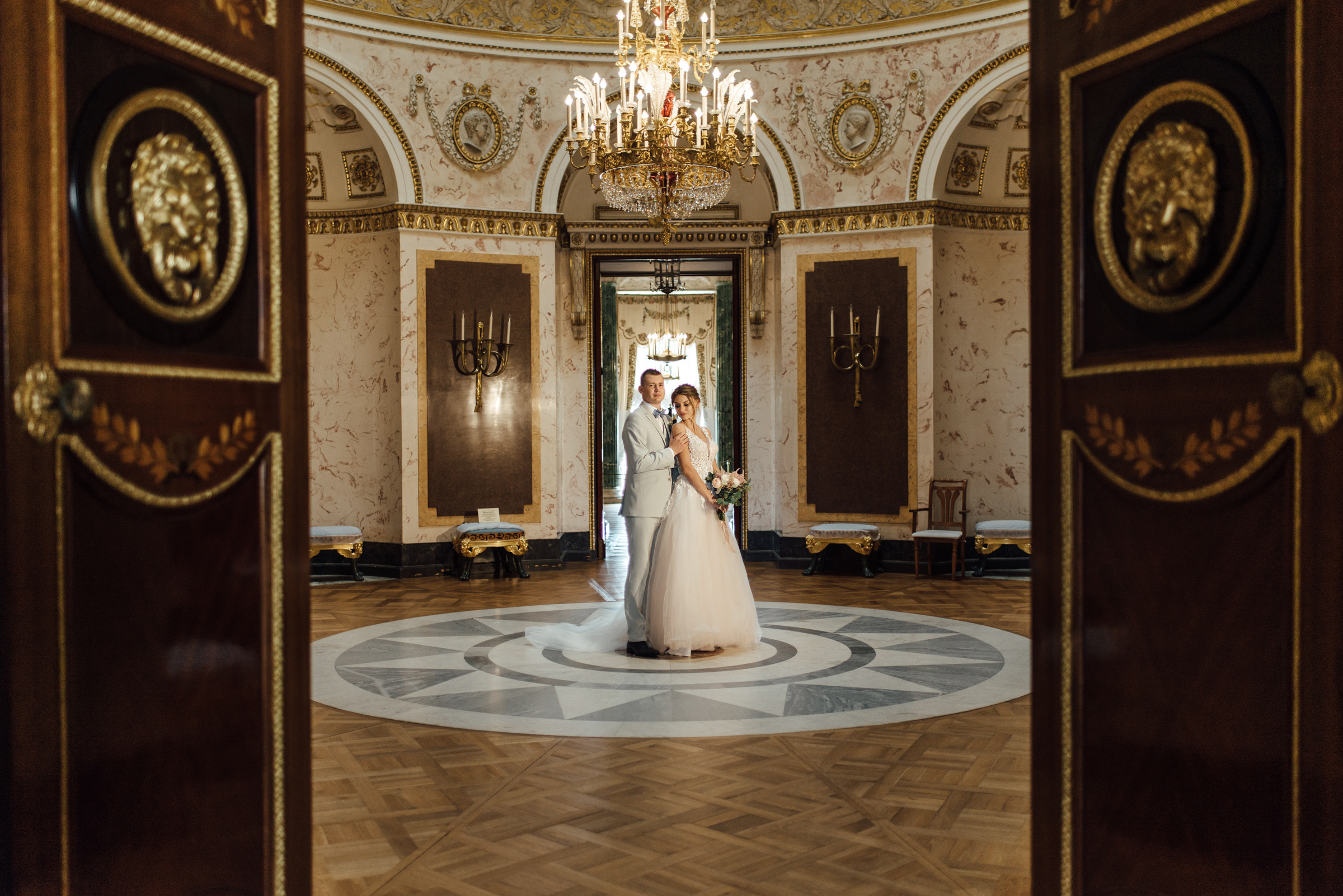 Свадебная фотосессия в Павловском дворце и парке. Свадебный фотограф в Санкт-Петербурге Венера Ахметова