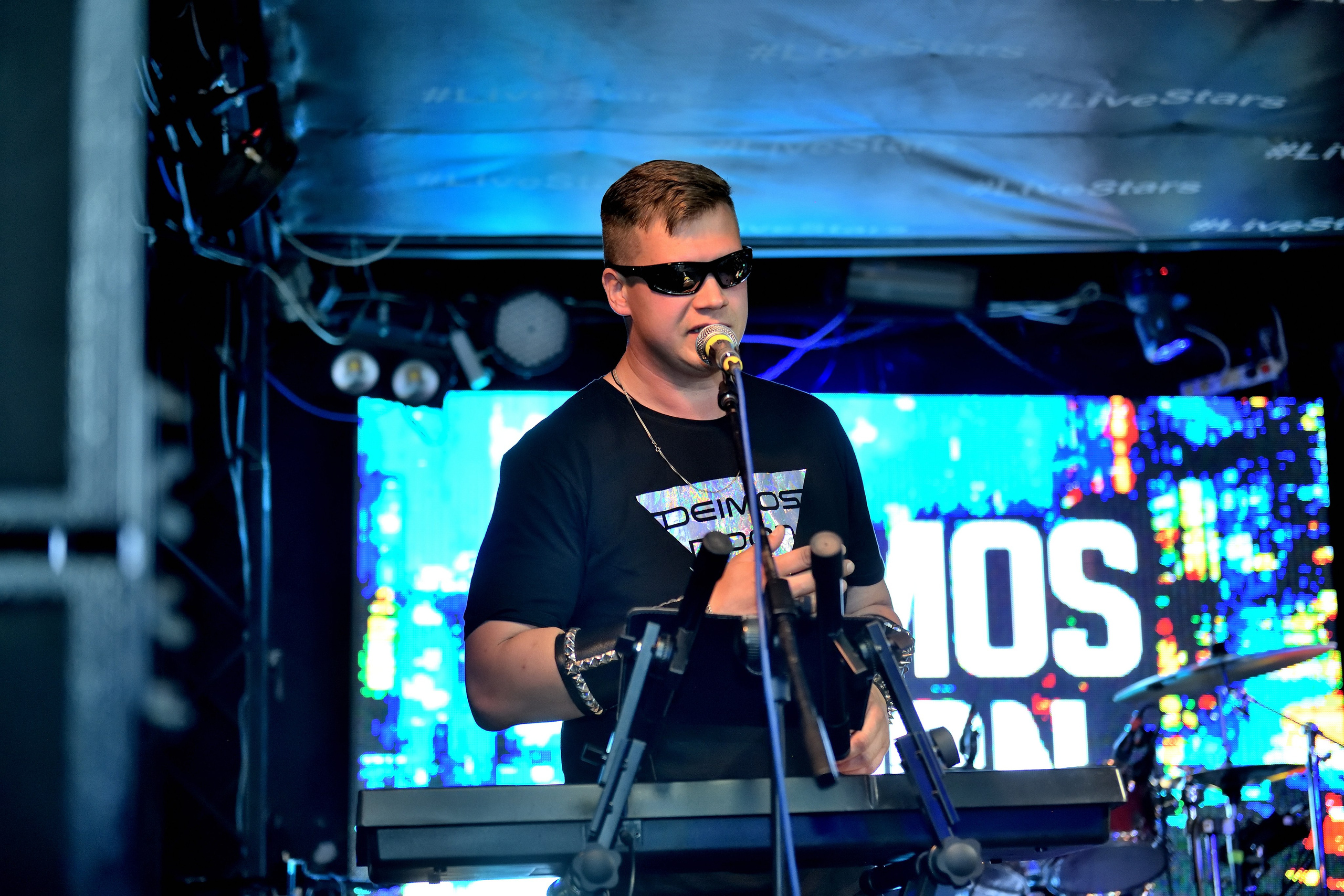 "Выступления музыкальной группы на концертах".