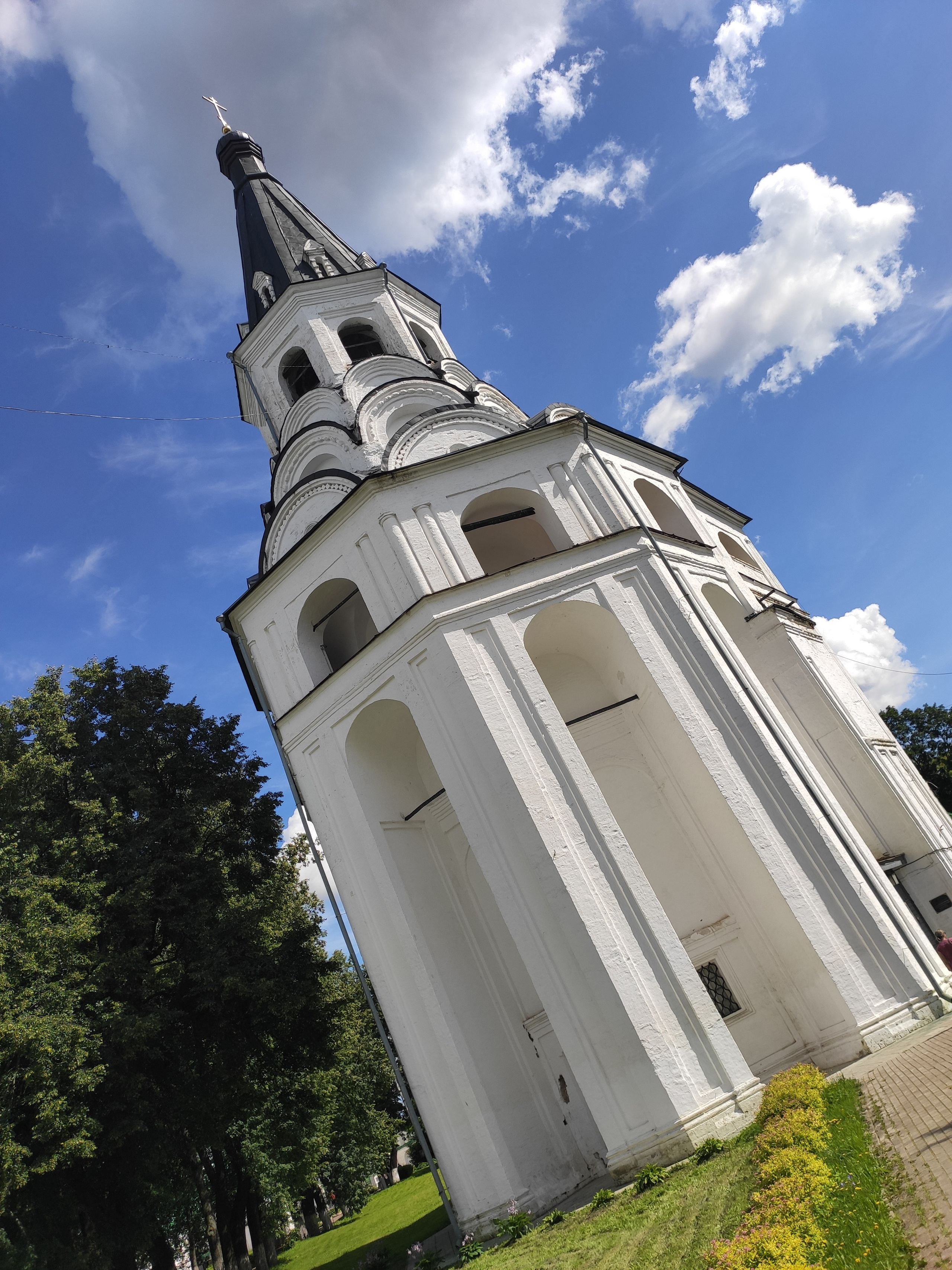 Распятская церковь-колокольня — православная церковь, совмещённая с колокольней. Является старейшей шатровой колокольней Руси. Рядом пристроены кельи для инокини Марфы - сестры Петра I