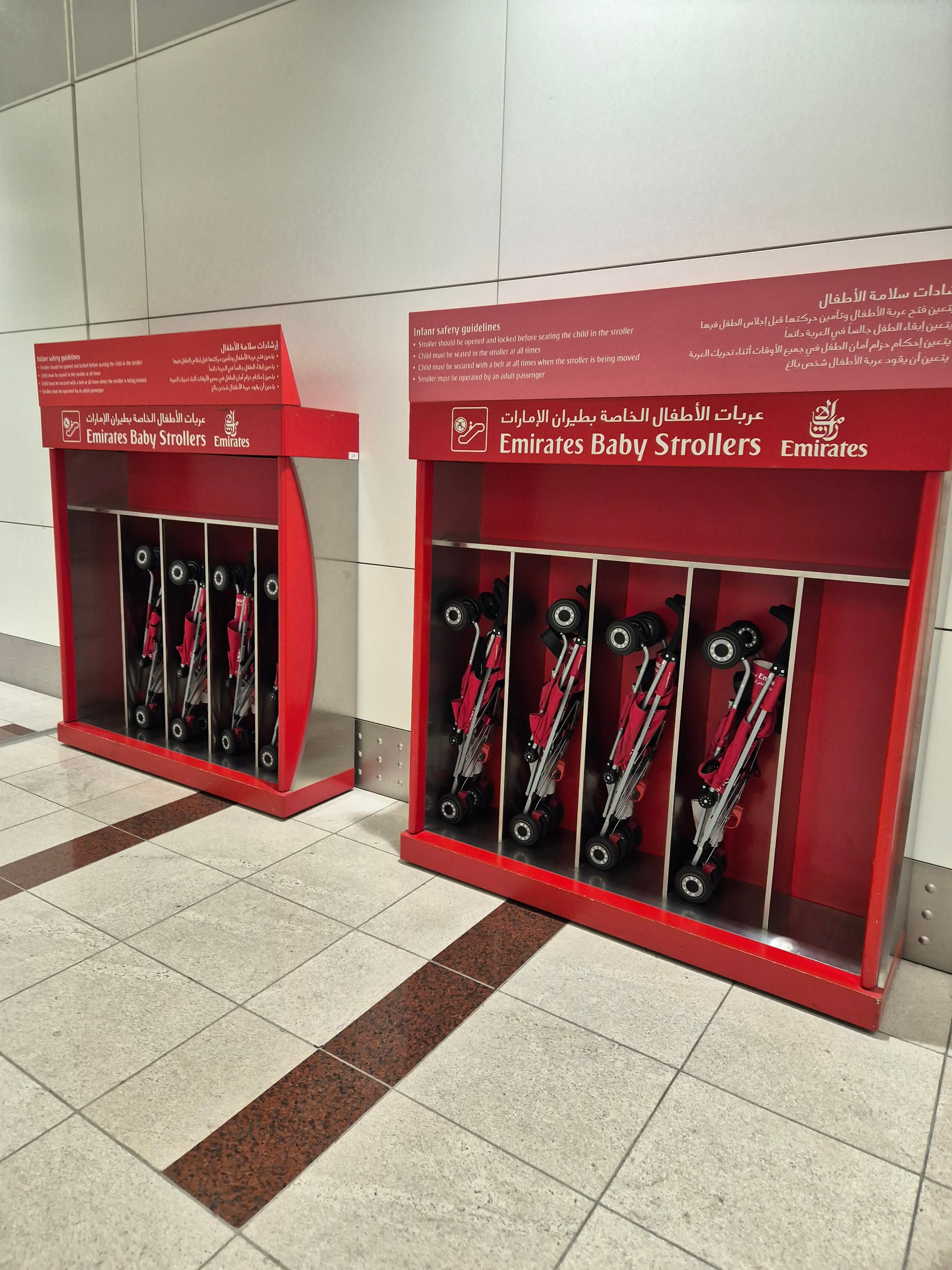 В аэропорте прокатные бесплатные коляски. Берешь, везешь ребенка до эскалатора, там парковка - оставляешь коляску. Внизу (или вверху) берешь следующую. И так по всему огромному терминалу