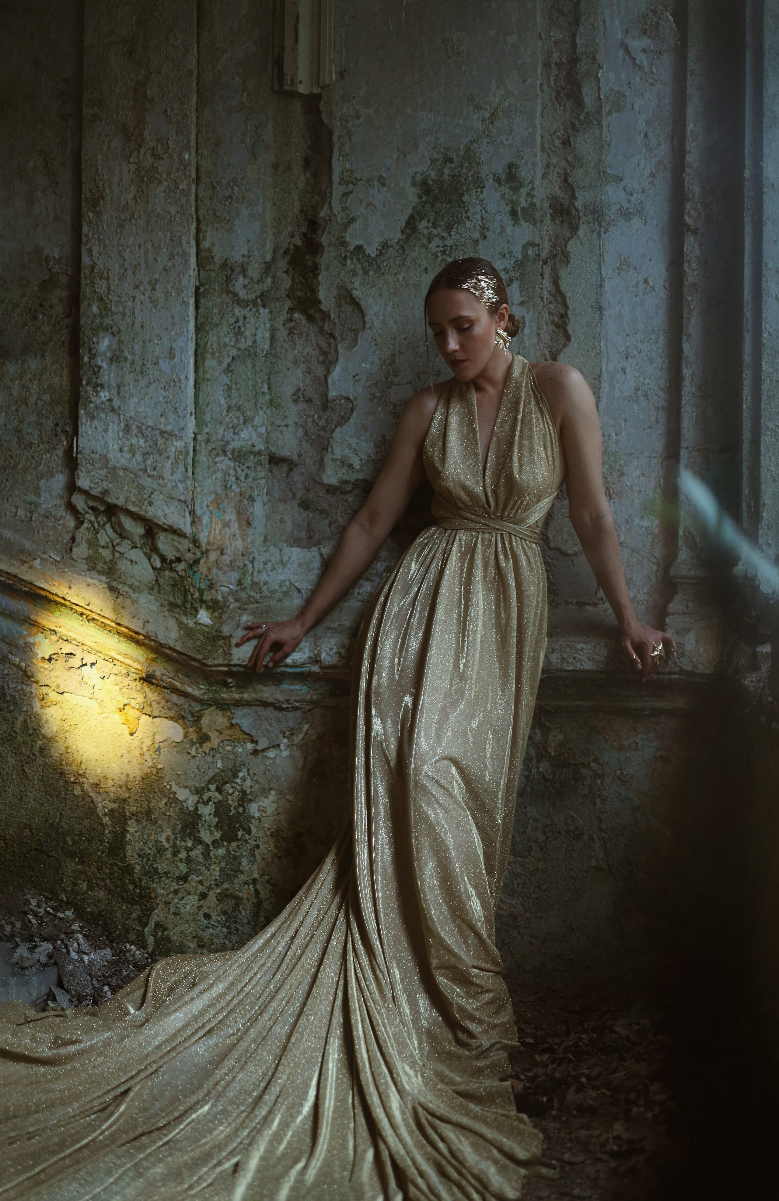 Сухум: атмосферные фотосессии в заброшенных зданиях.