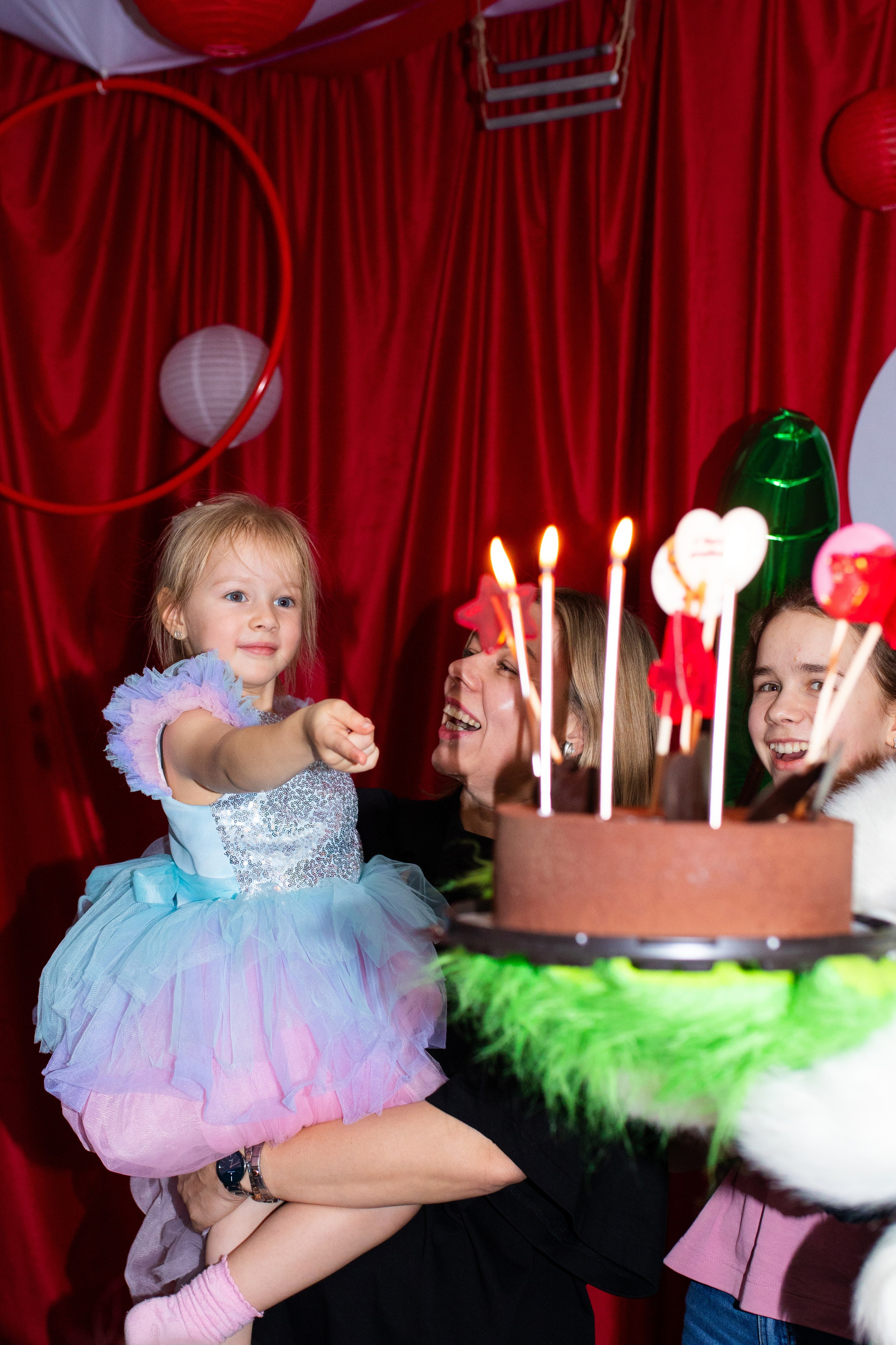 Гринч или как выключили свет в лофте вечером) атмосферные фото детского праздника со свечами и фонариками. Фотограф в Новосибирске Ася Зверева