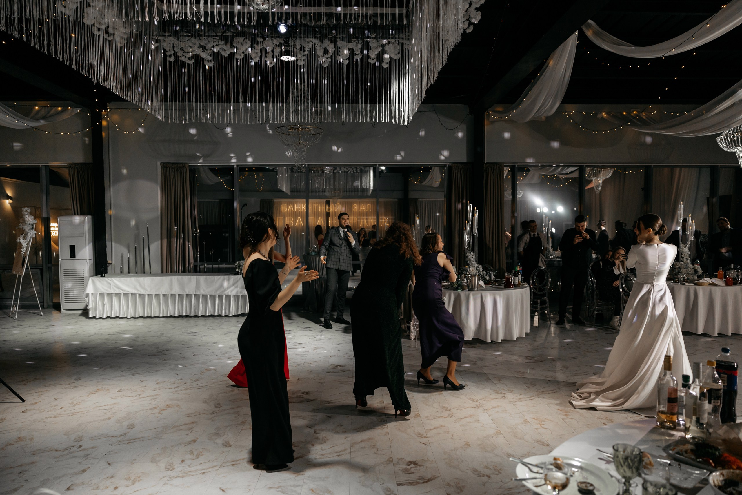 Свадебная фотосессия банкета. Свадебный и Семейный Фотограф в Гатчине и Санкт-Петербурге Виктория