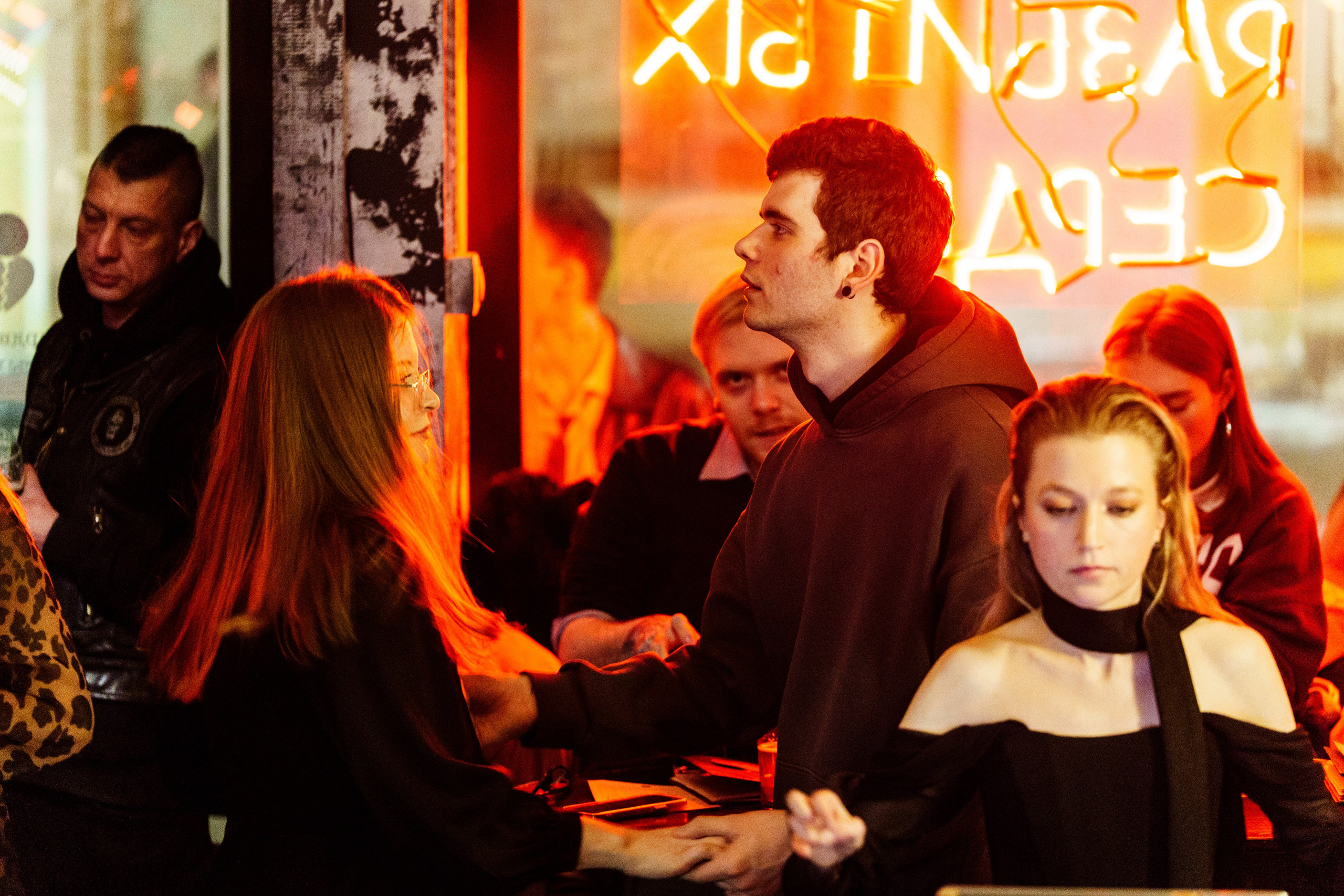 День святого Валентина в Баре разбитых сердец. Концертный и репортажный фотограф в Санкт-Петербурге Слава Пахомов