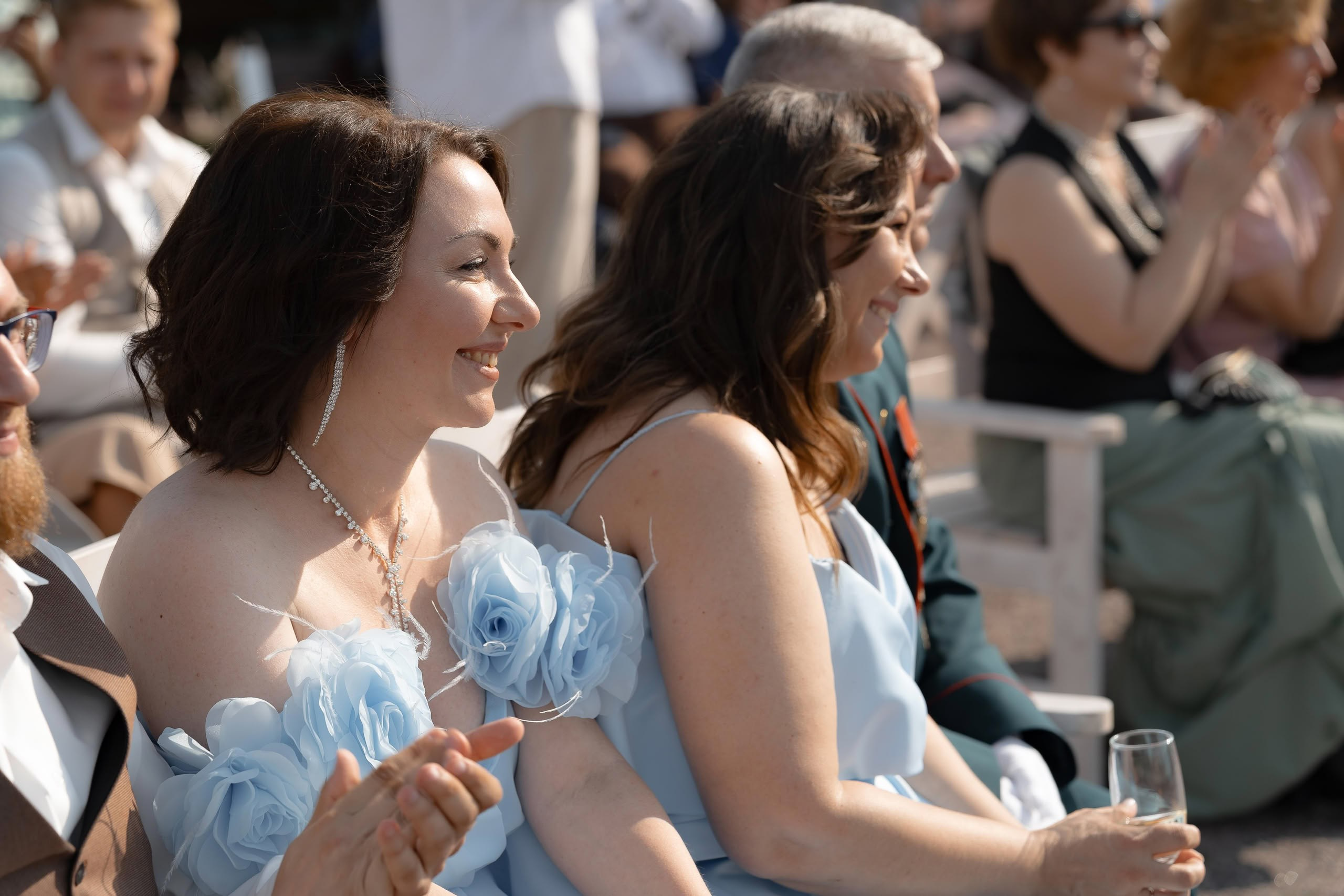 Эмоции гостей на выездной церемонии — светлый летний день