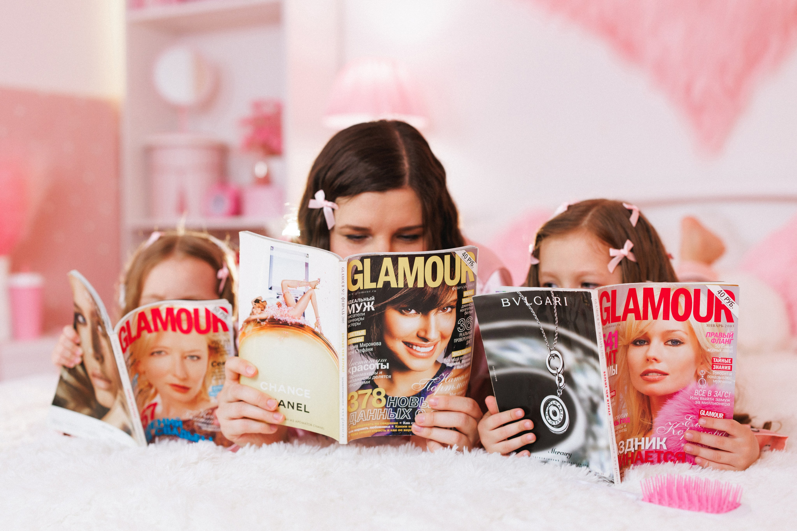 Фотосессия для девочек в интерьере розовой комнаты. Семейный и детский фотограф в Краснодаре Анна Трашкова