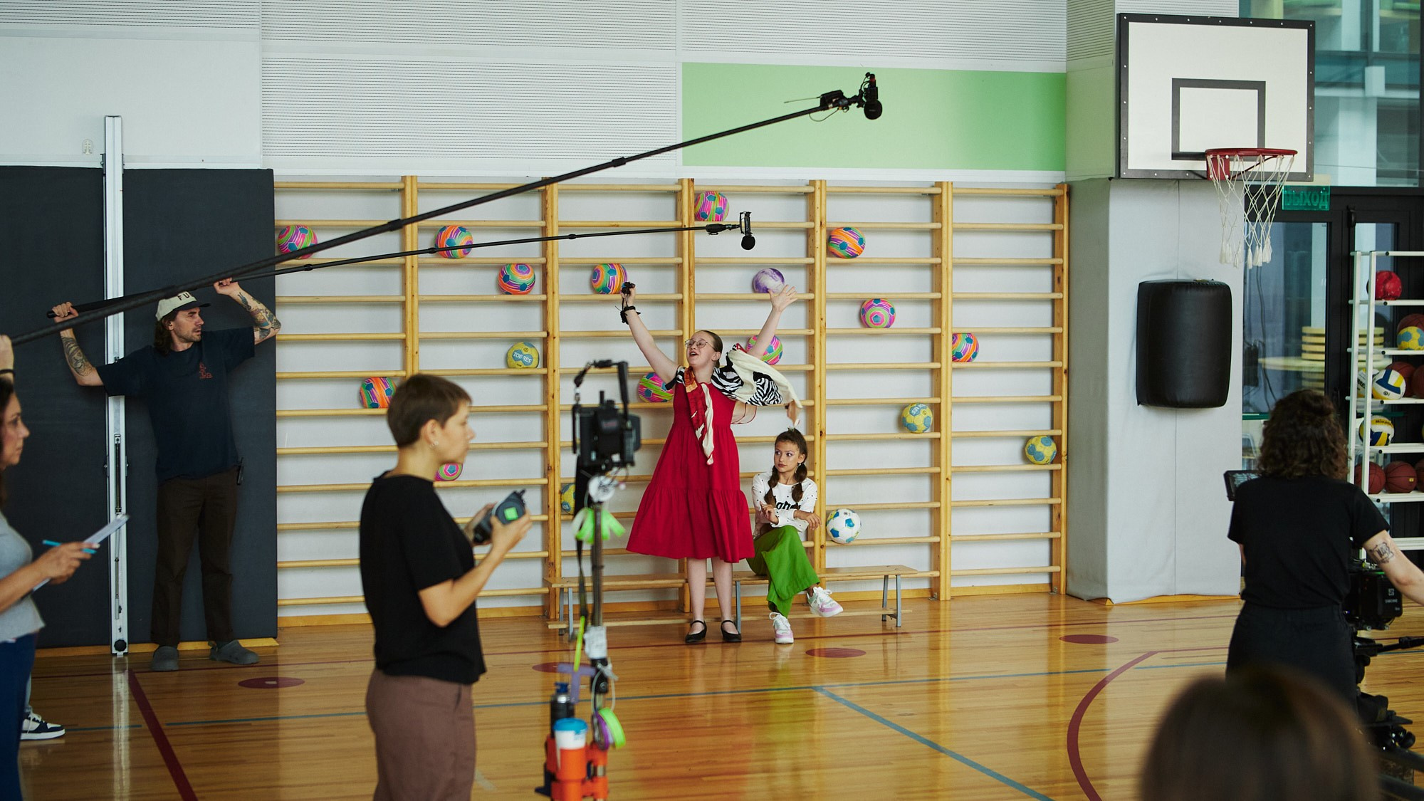 Бэкстейдж сериала «Школота» — репортажная фотосъёмка съёмочного процесса. Репортажный фотограф в Москве — Дмитрий Тарасов | Съёмка мероприятий, концертов, корпоративов