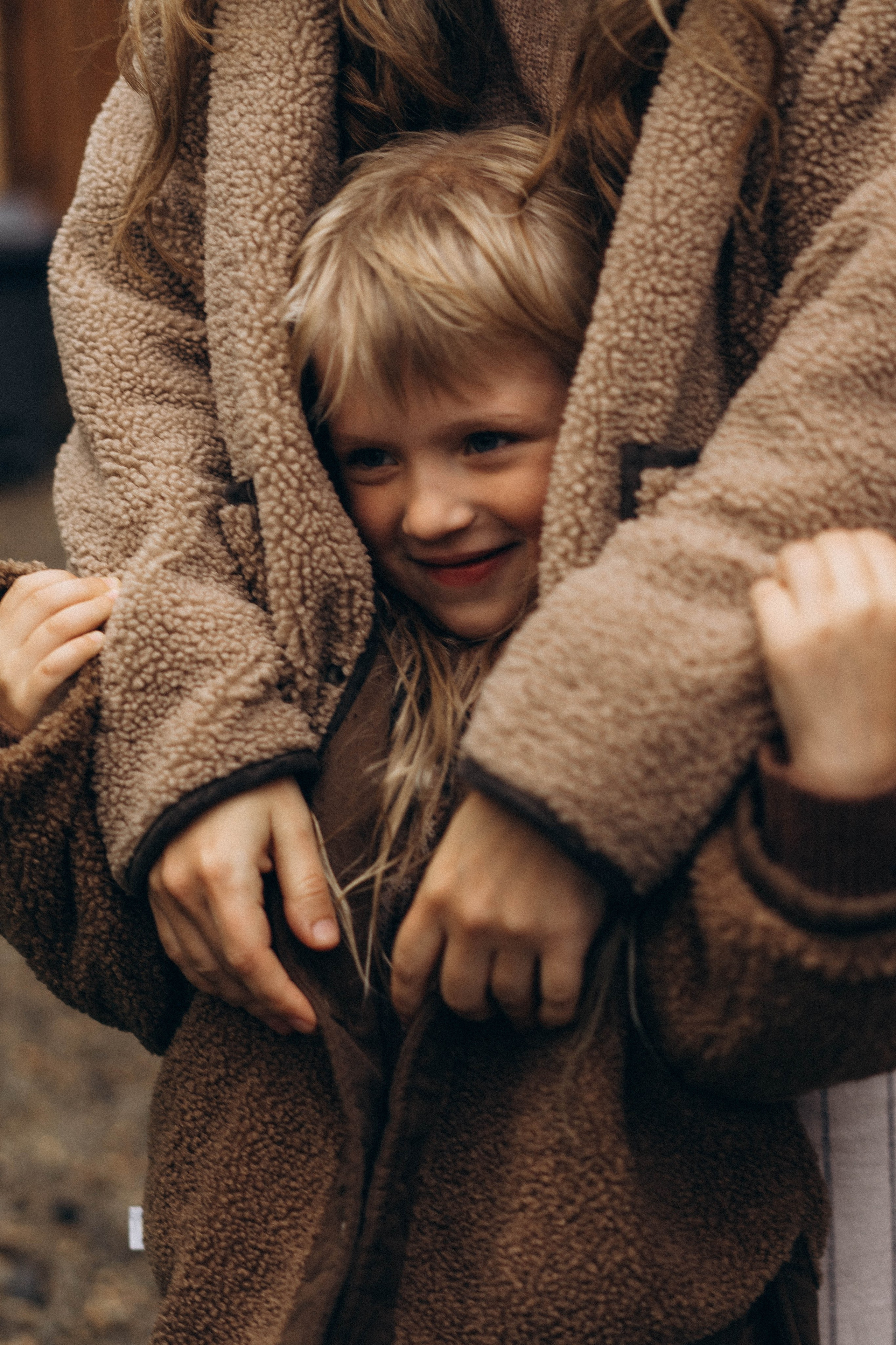 Фотосессия у дома во дворе мама и дочка. Фотограф Екатеринбург Кокшарова Александра