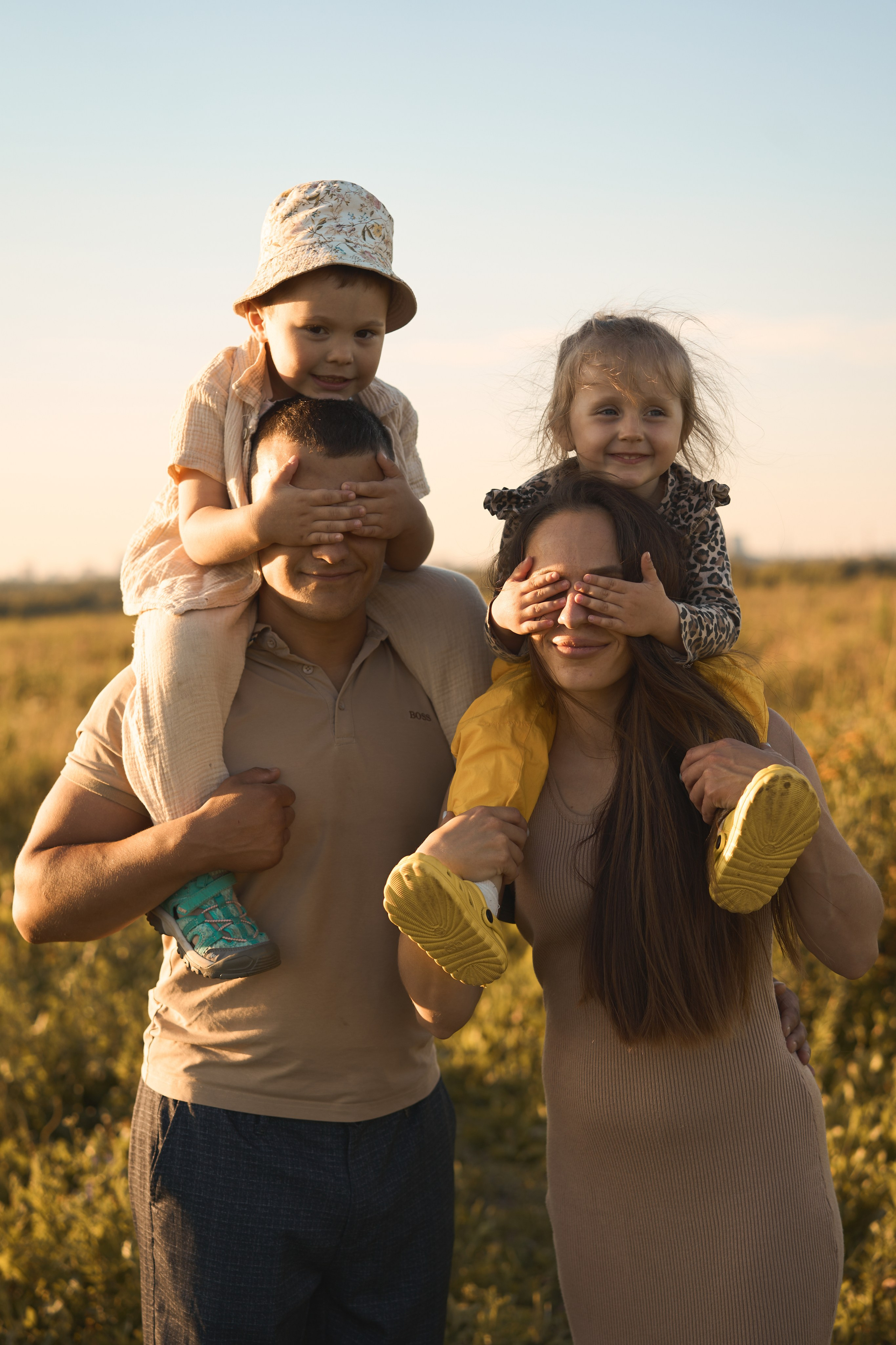 Семейная фотосессия на закате в поле😍. Фотограф Екатеринбург Кокшарова Александра