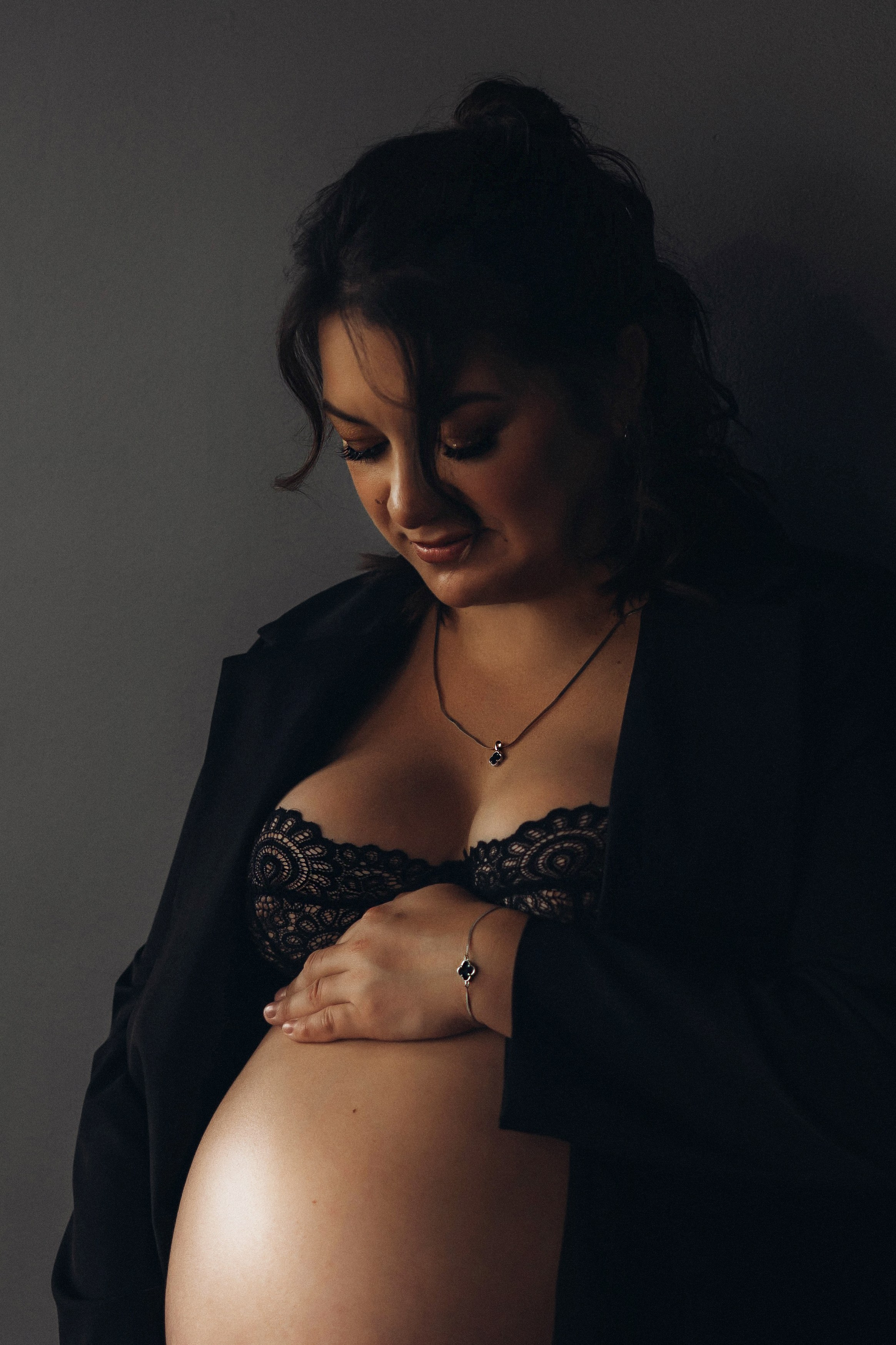 Беременность съемка пары в студии. Фотограф Екатеринбург Кокшарова Александра