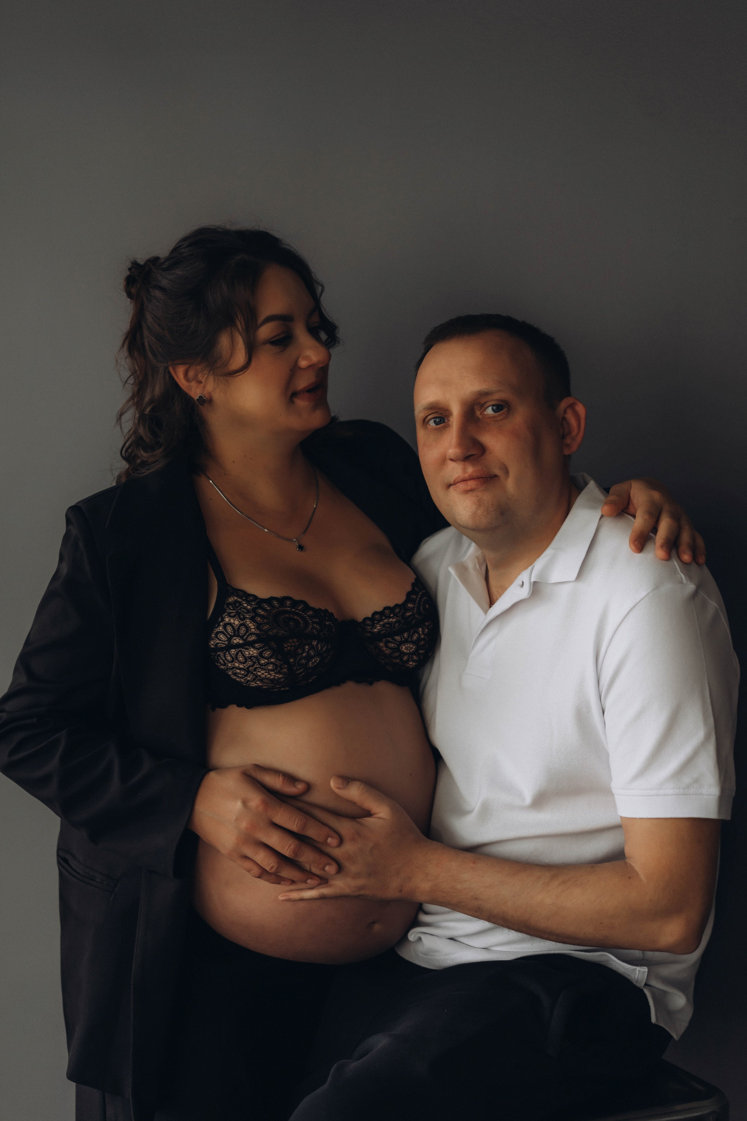Беременность съемка пары в студии. Фотограф Екатеринбург Кокшарова Александра