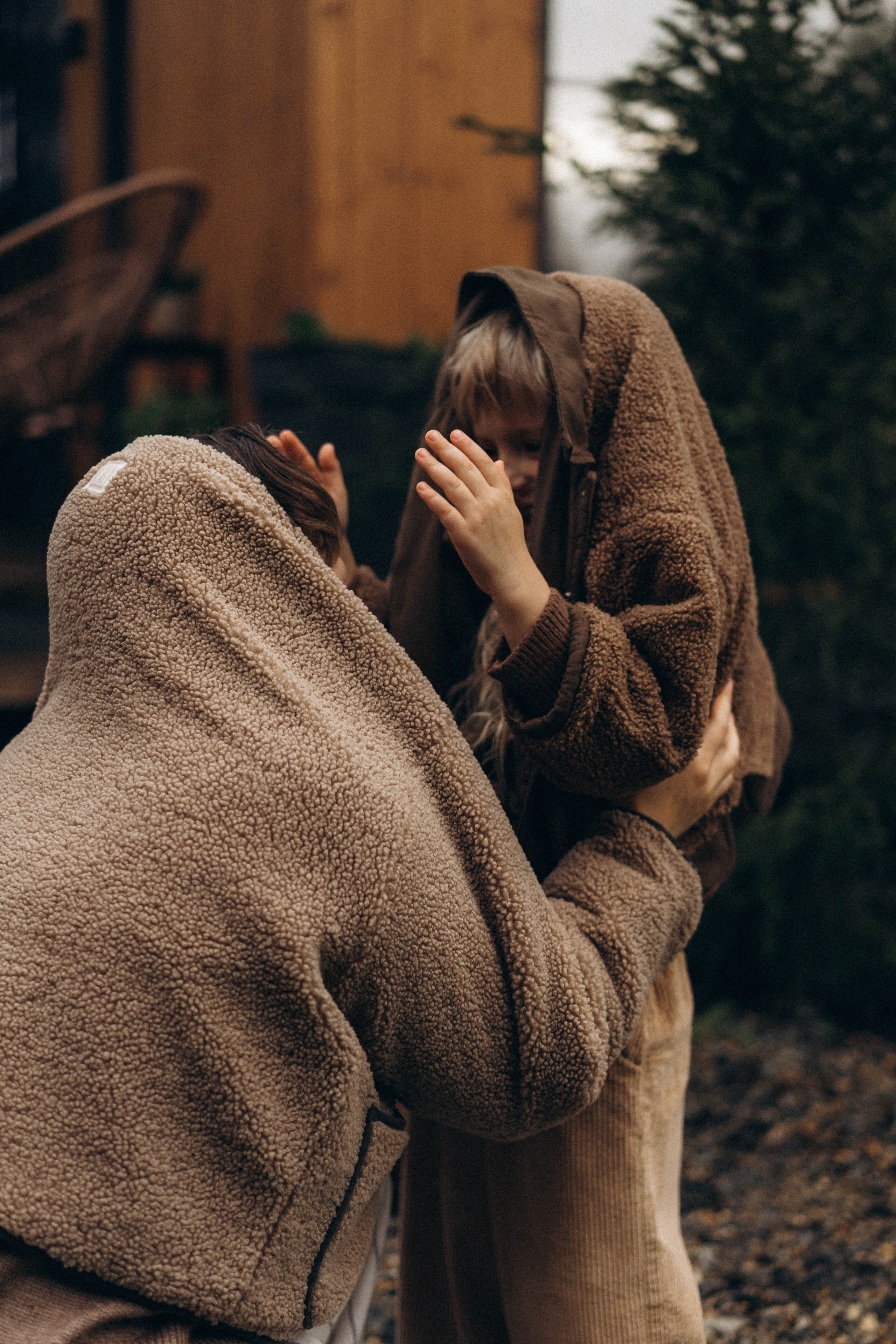 Фотосессия у дома во дворе мама и дочка. Фотограф Екатеринбург Кокшарова Александра