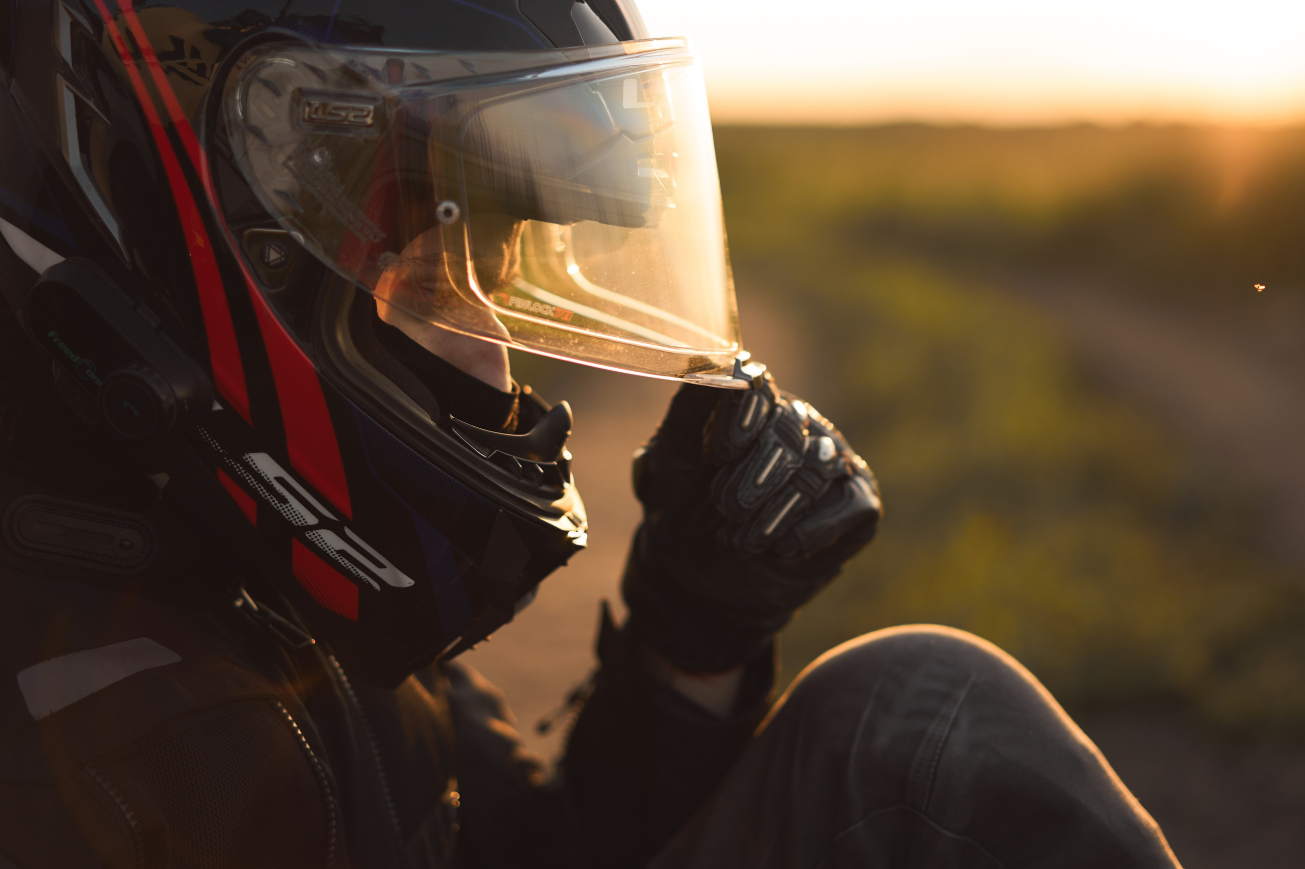 Съемка на закате с мотоциклом в поле. Фотограф Екатеринбург Кокшарова Александра