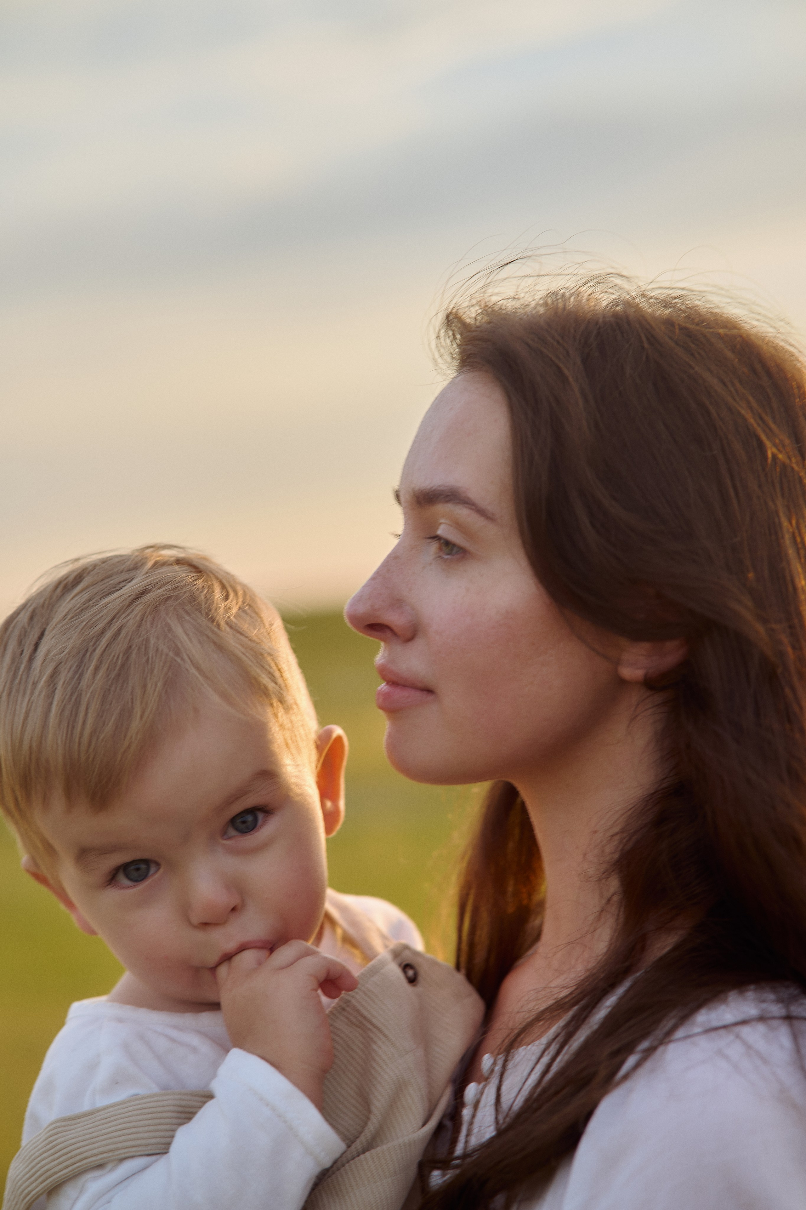 Шамиль, Аня и Марс в поле с барашками. Семейный и свадебный lifestyle-фотограф в Москве Мария Петрова