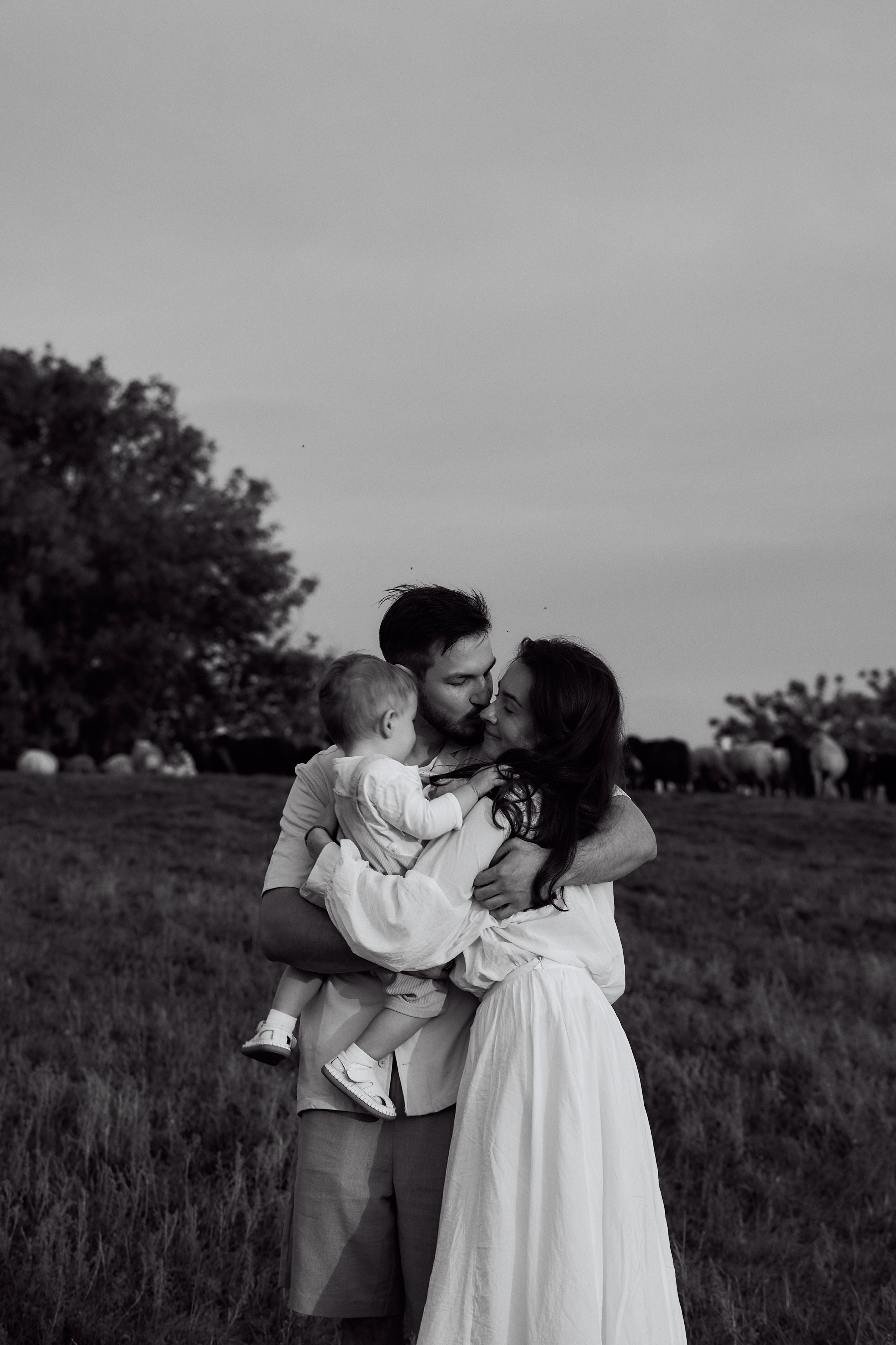 Шамиль, Аня и Марс в поле с барашками. Семейный и свадебный lifestyle-фотограф в Москве Мария Петрова