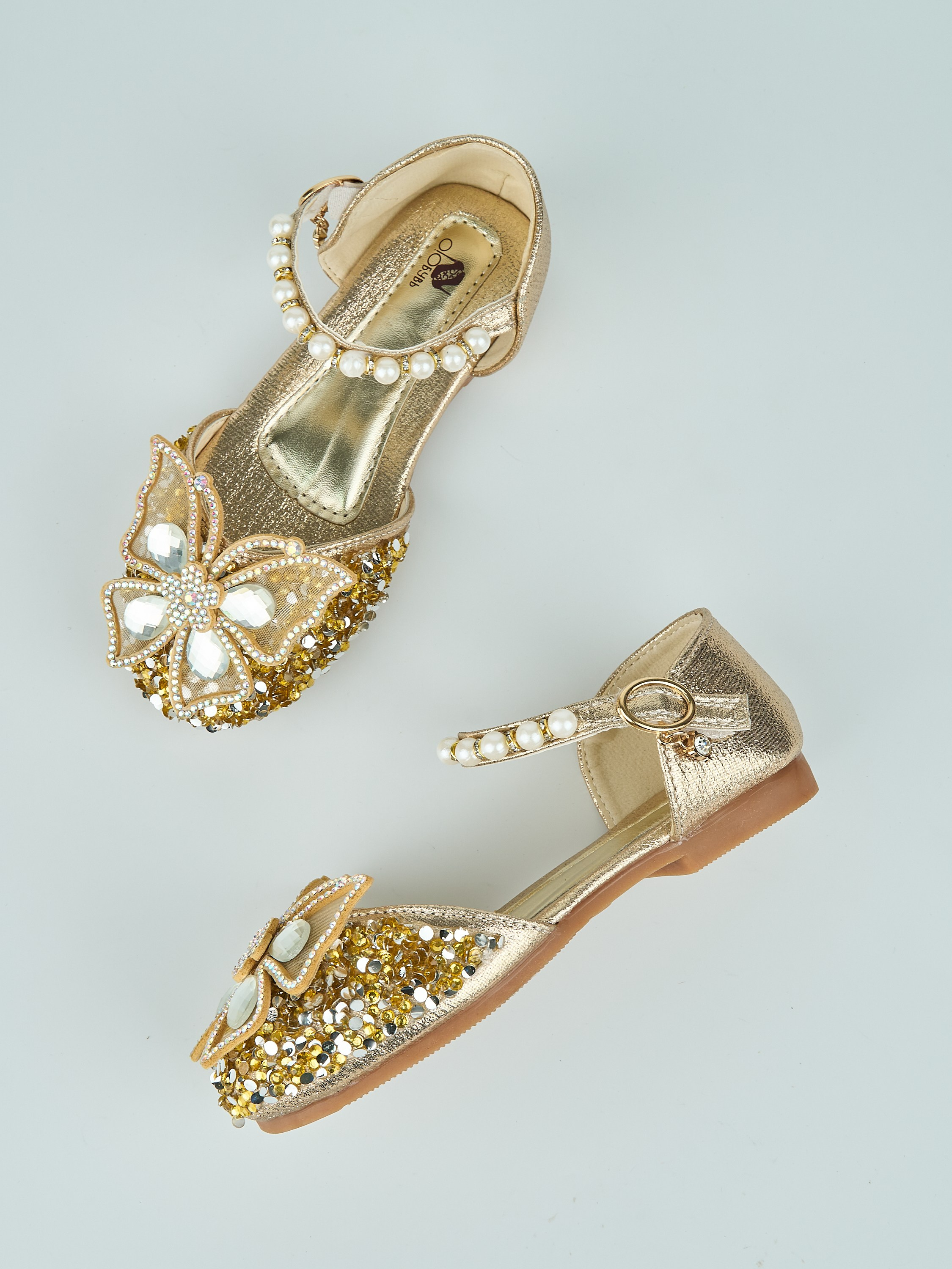 Каталожная фотосъёмка детских туфель для Wildberries