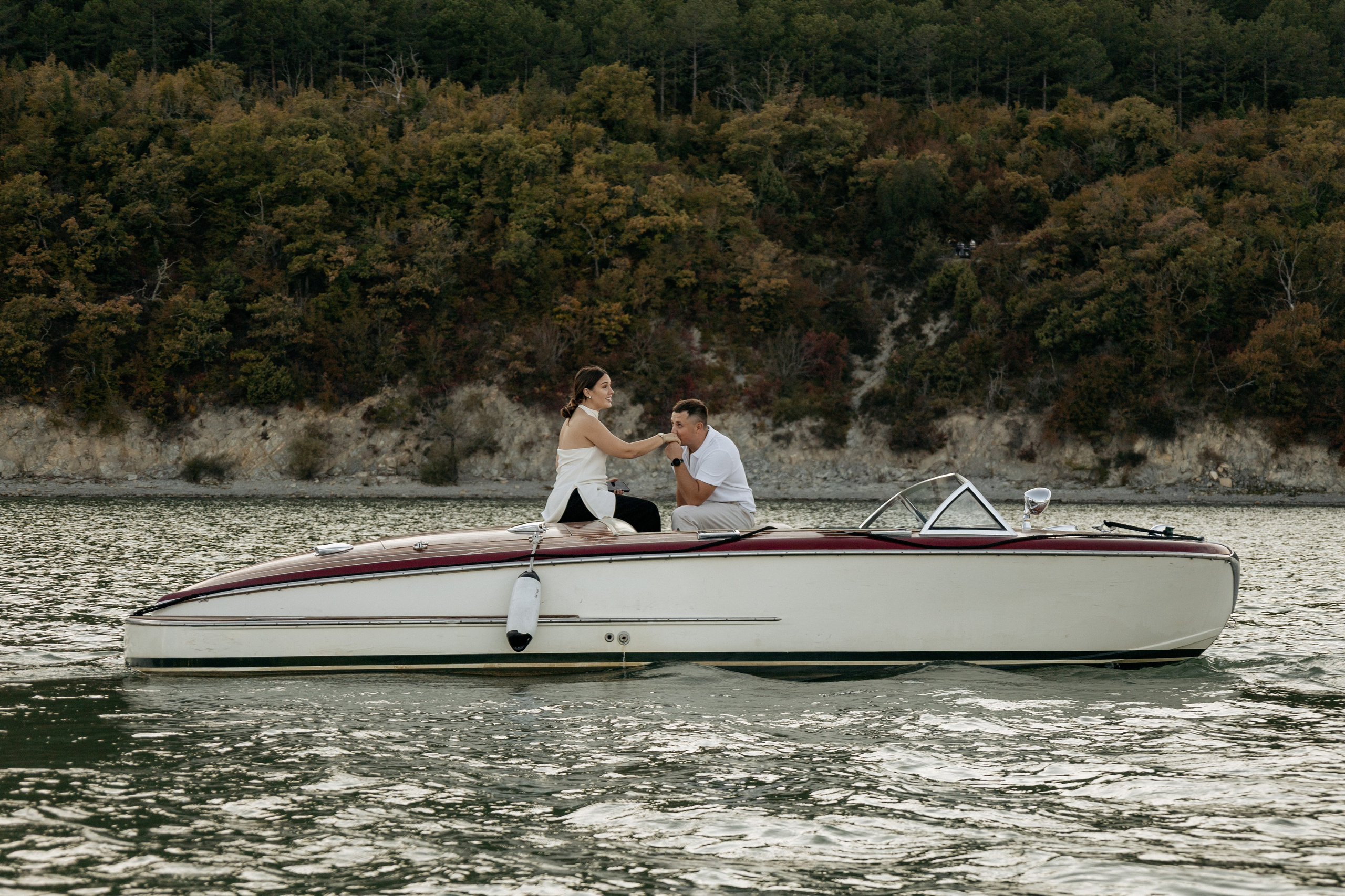 Романтическая прогулка на лодке по знаменитому озеру Абрау-Дюрсо