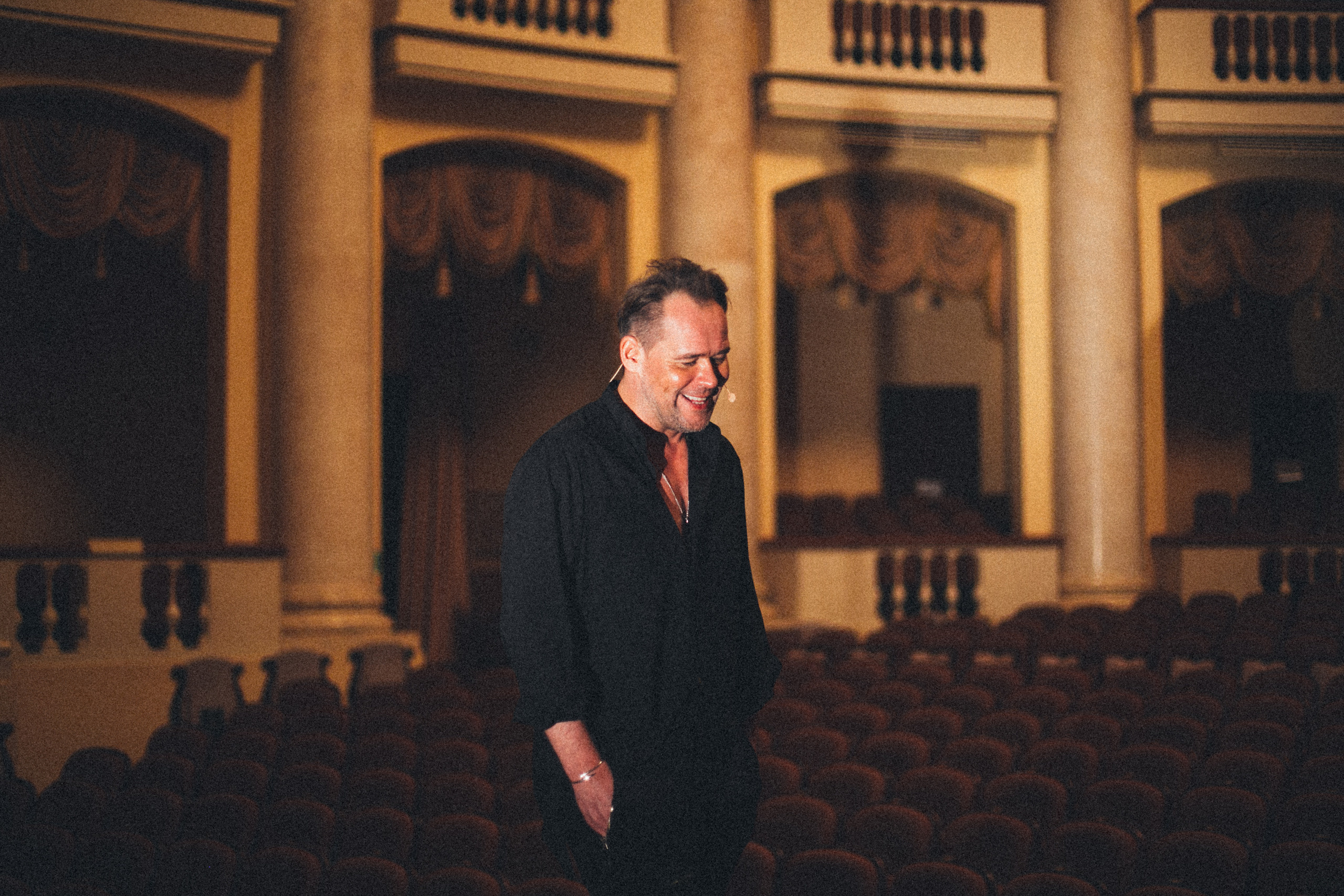 Максим Аверин репетирует в зимнем театре сочи