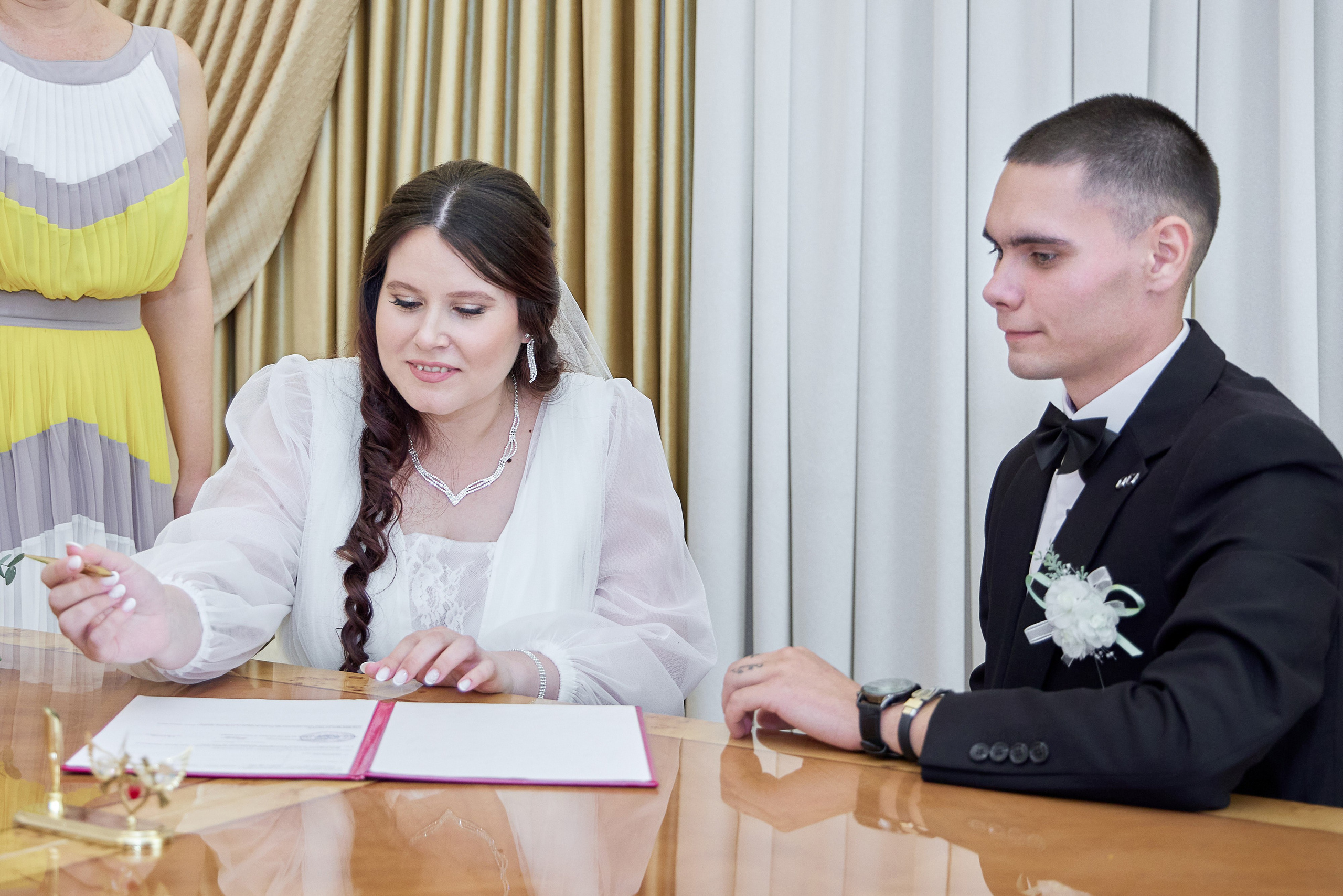 Фотосъемка в ЗАГСе, прогулка молодых, банкет