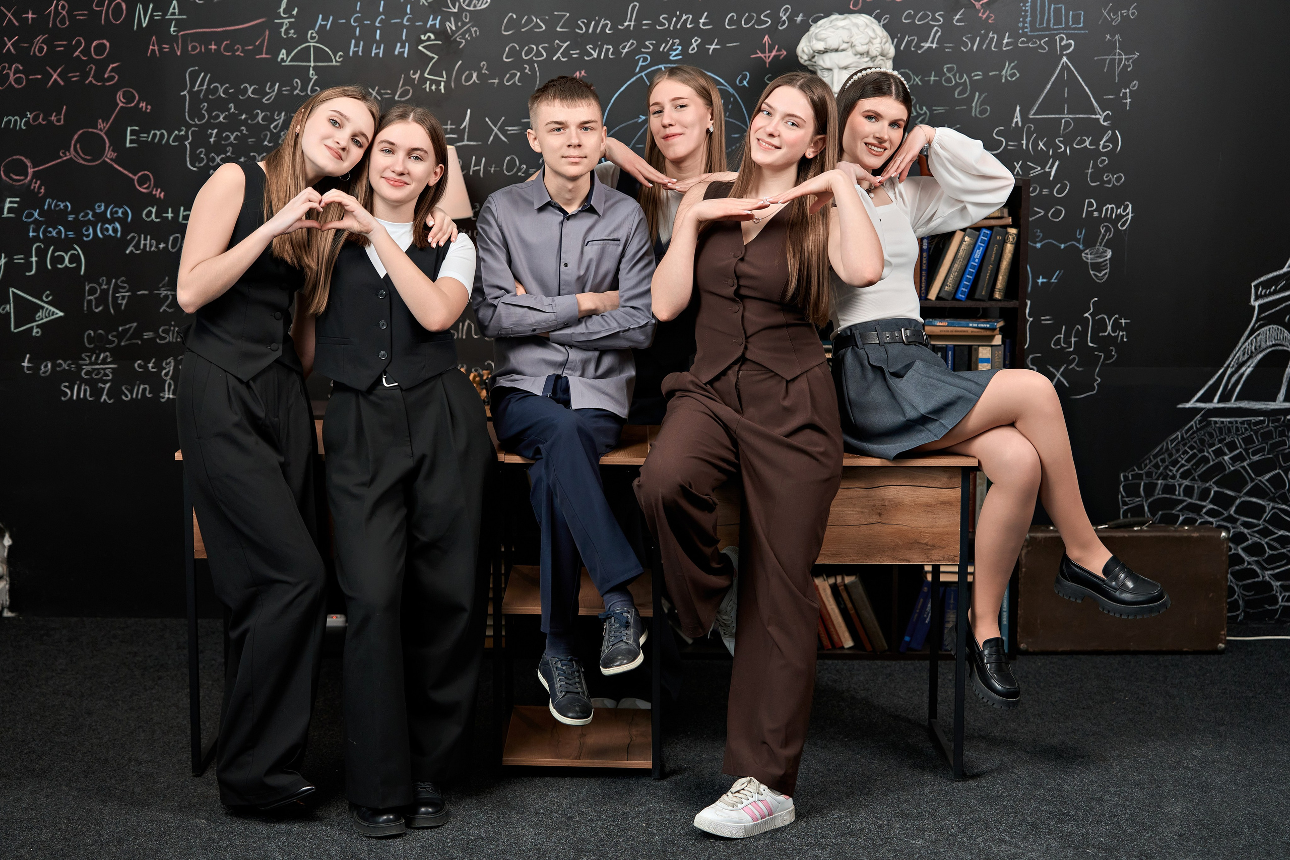 Выпускные альбомы для 9-11 классов. Фотосъёмка в студии. Калуга. Фотограф Меняйло Евгений. Свадьба. Портрет. Репортаж. Семья. Контент