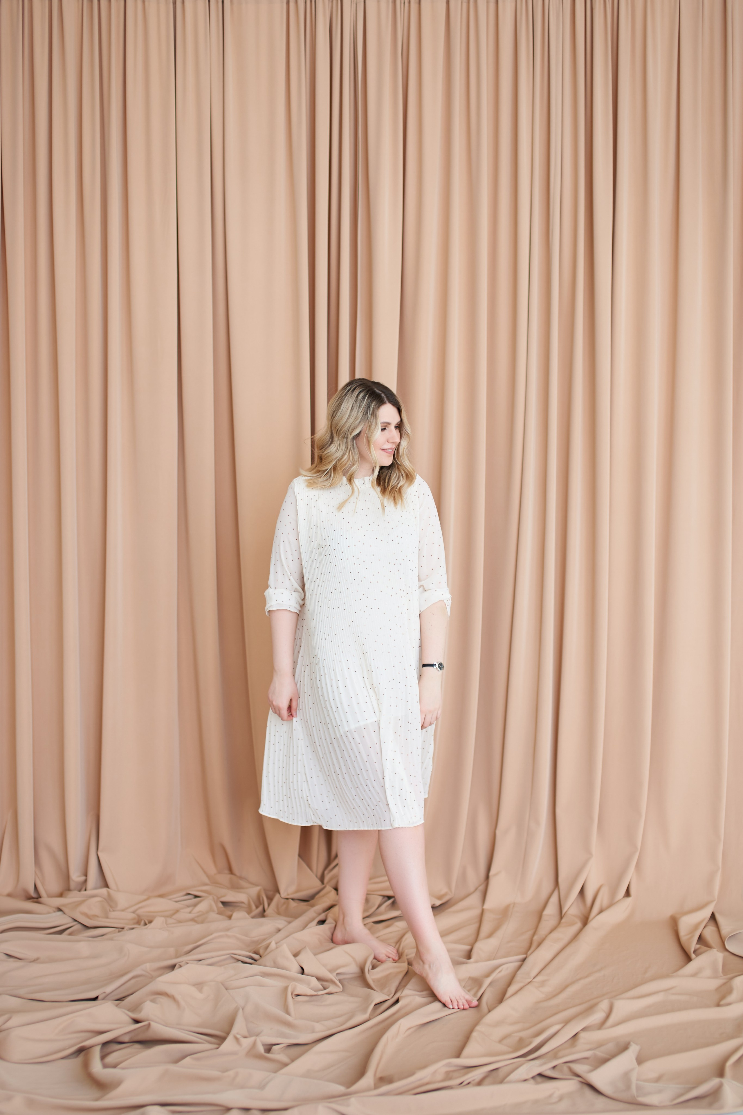 Портреты для Татьяны в студии с минималистичным дизайном. Репортажный и женский фотограф в Новосибирске