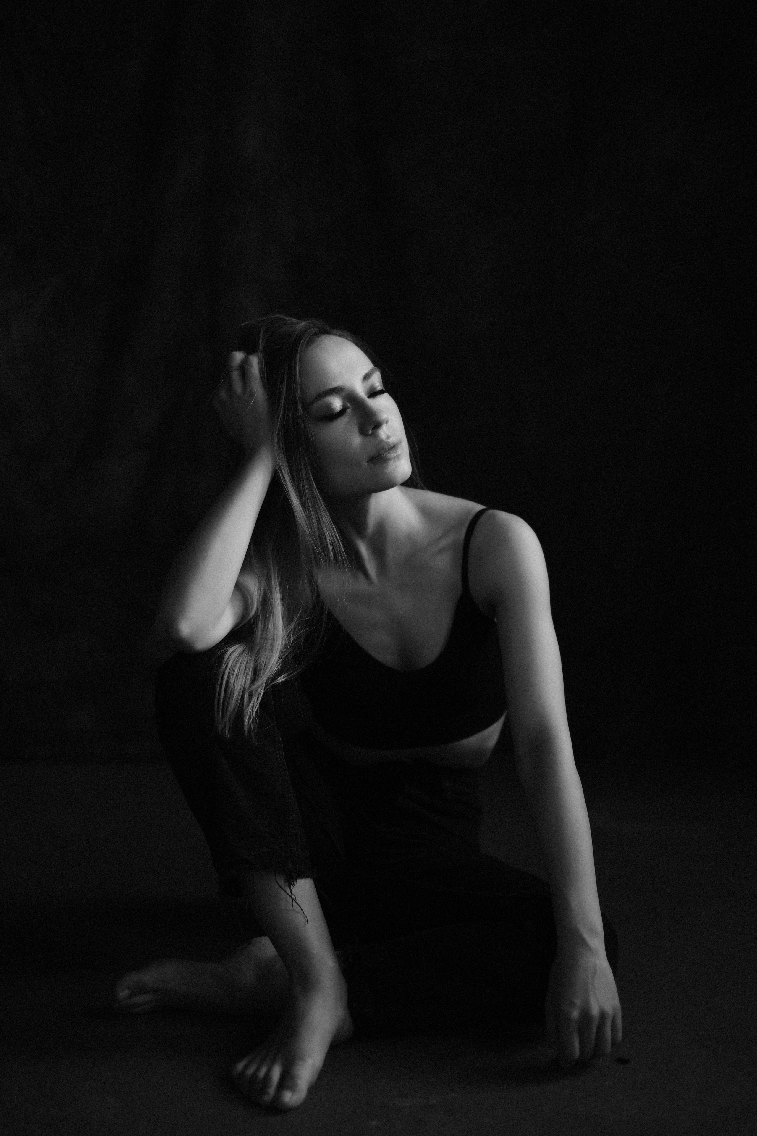 Черно-белая фотосессия в темной студии для Леры. Репортажный и женский фотограф в Новосибирске