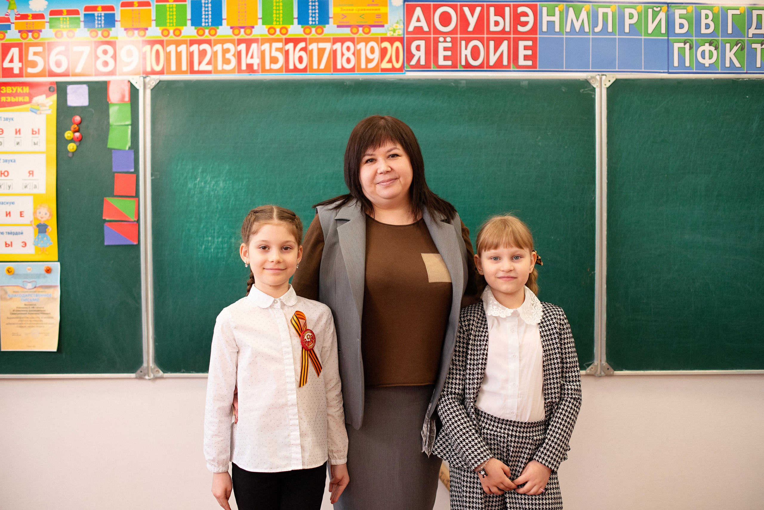 Профессиональная фотография ученика средней школы города Сургут, качественная съемка для школьного альбома, выпускник 2026 года.