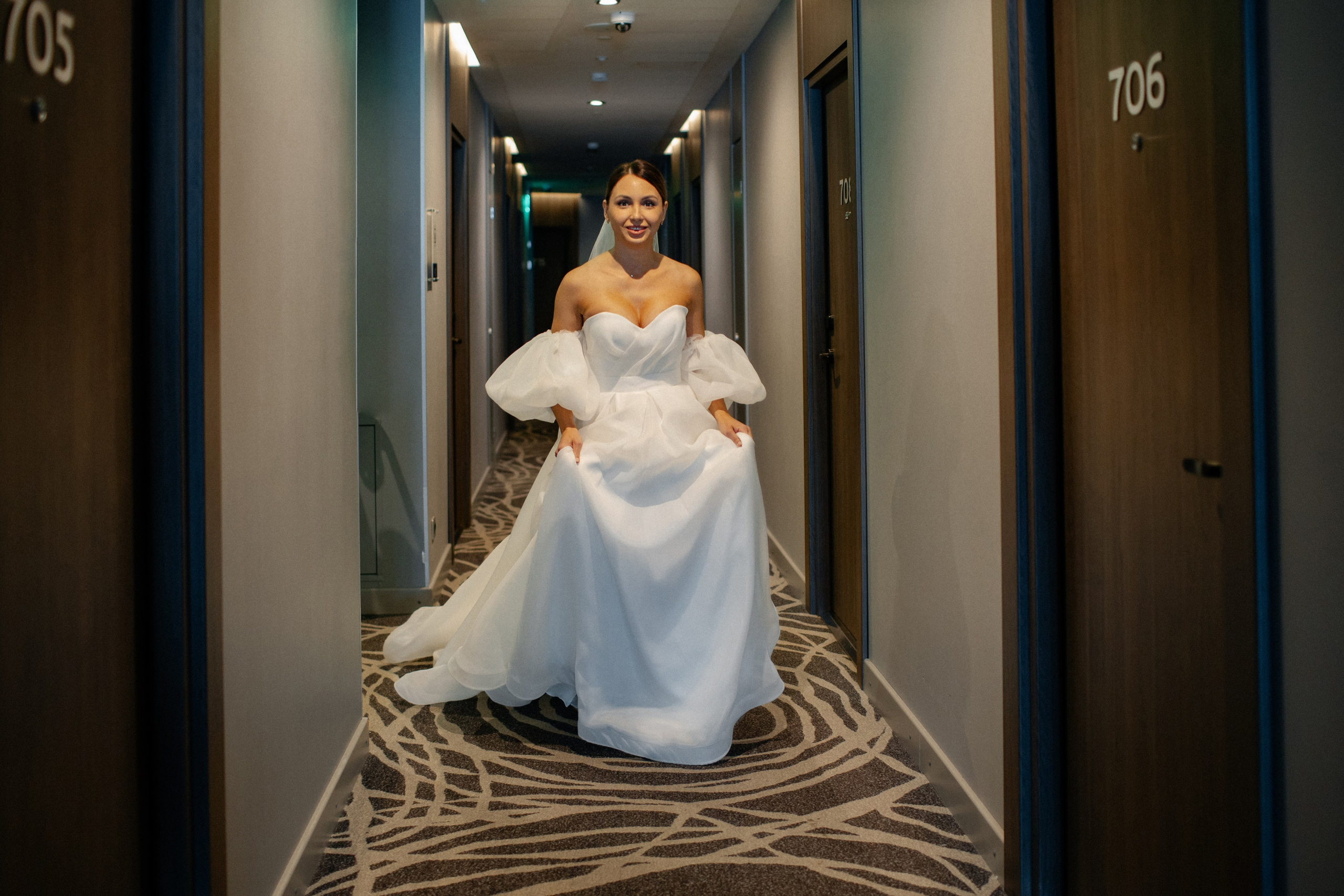 красивая бегущая невеста по коридору гостиницы  Novotel в Архангельске