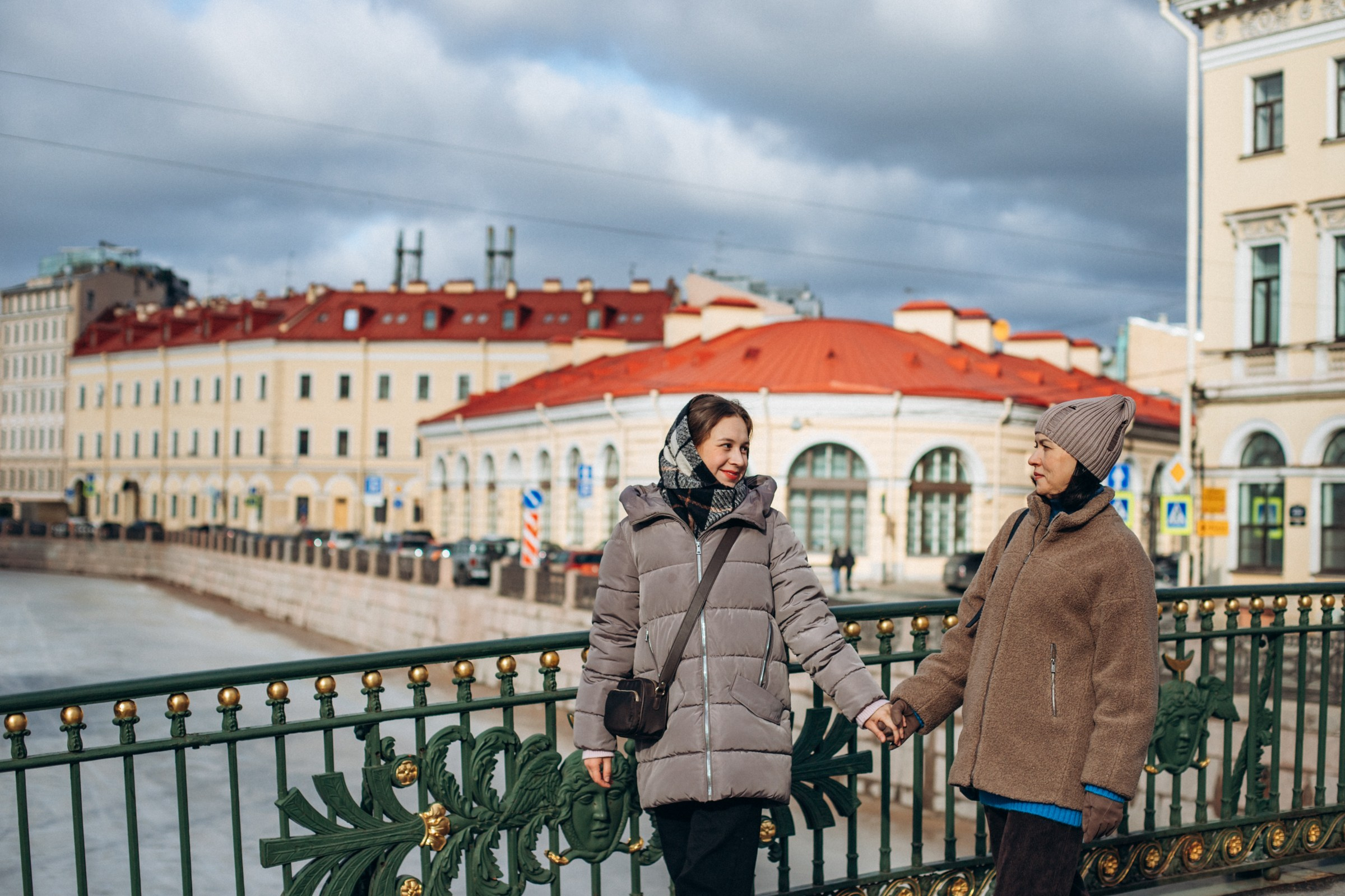 Диана с мамой Лейсан в марте. Фотопрогулка в Петербурге. Индивидуальный и семейный фотограф в Санкт-Петербурге