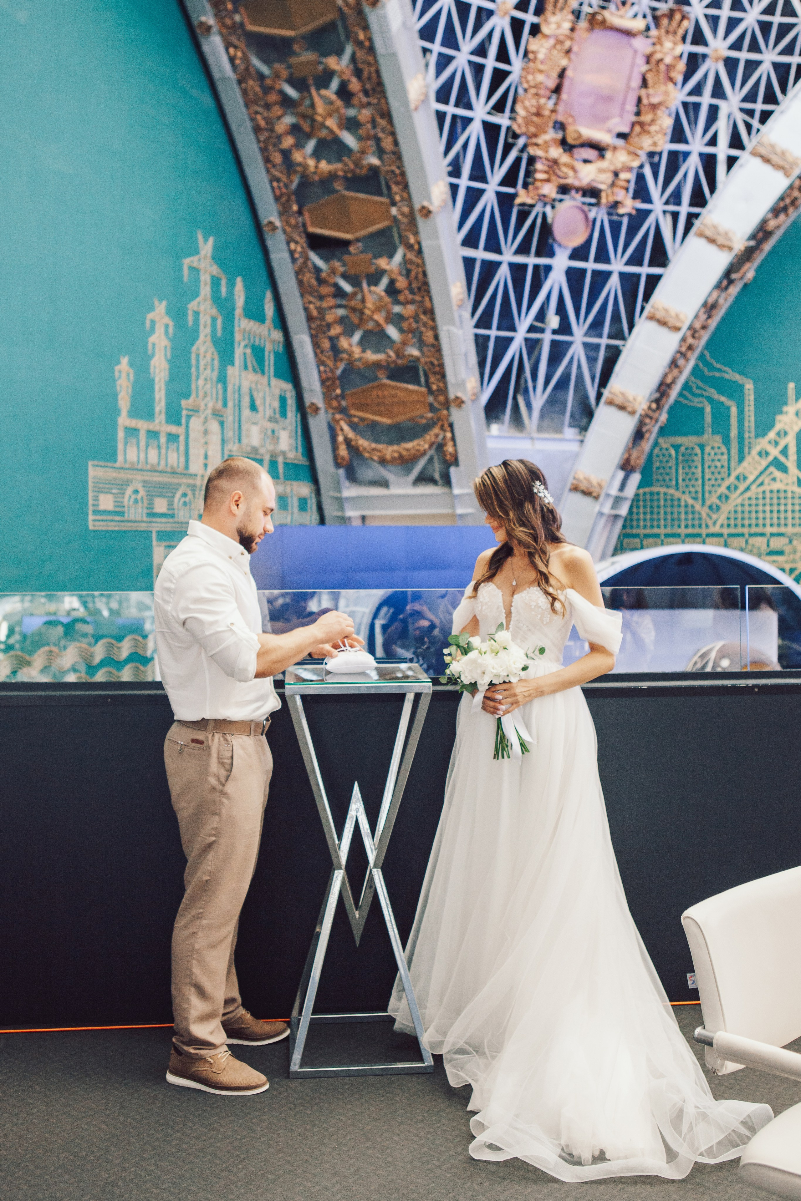 Молодожены в павильоне космонавтики и авиации №34 на вднх и в ресторане московское небо. Фотограф Ольга Ефремова