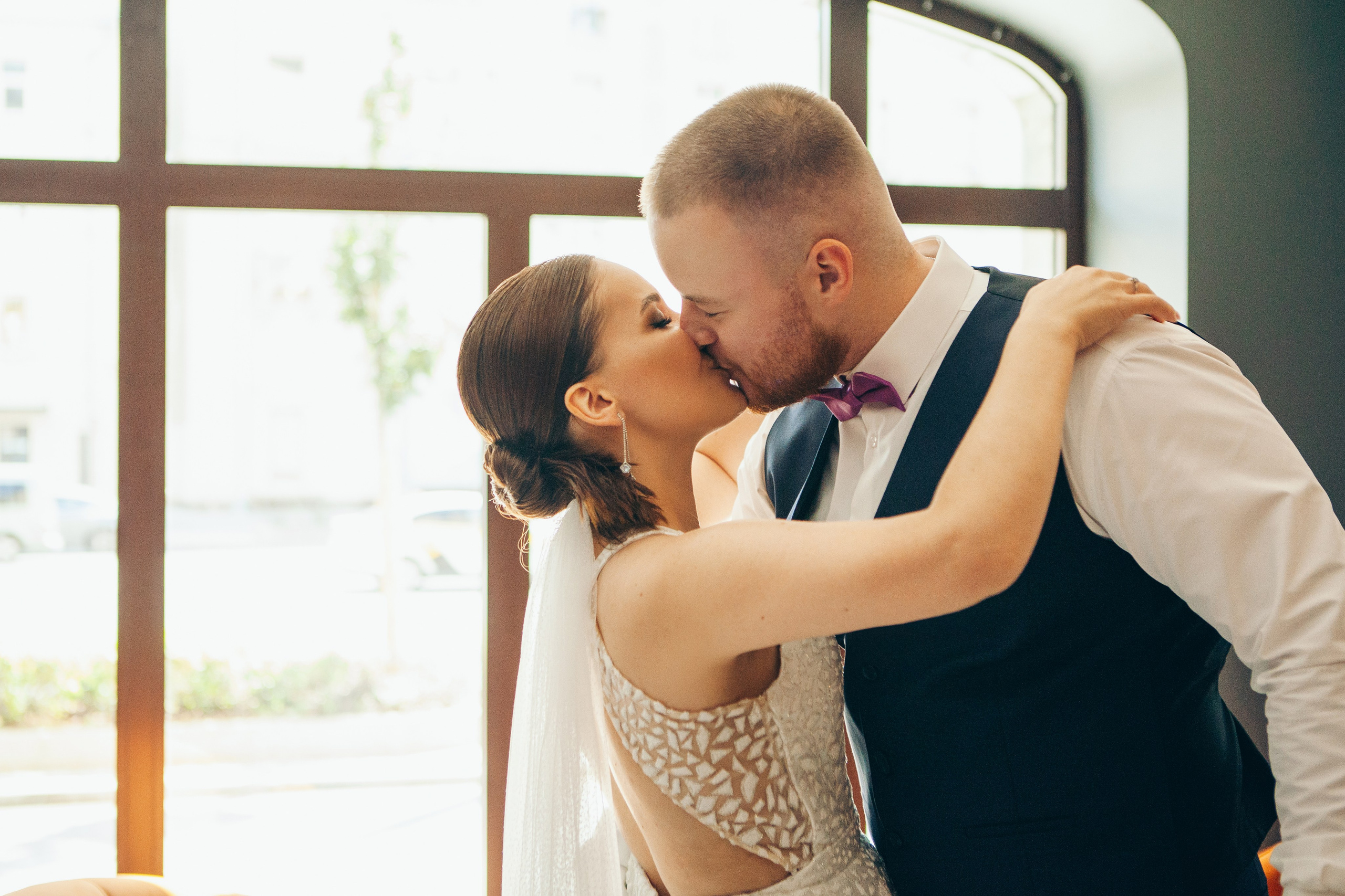 долгожданный поцелуй жениха и невесты при встрече в отеле