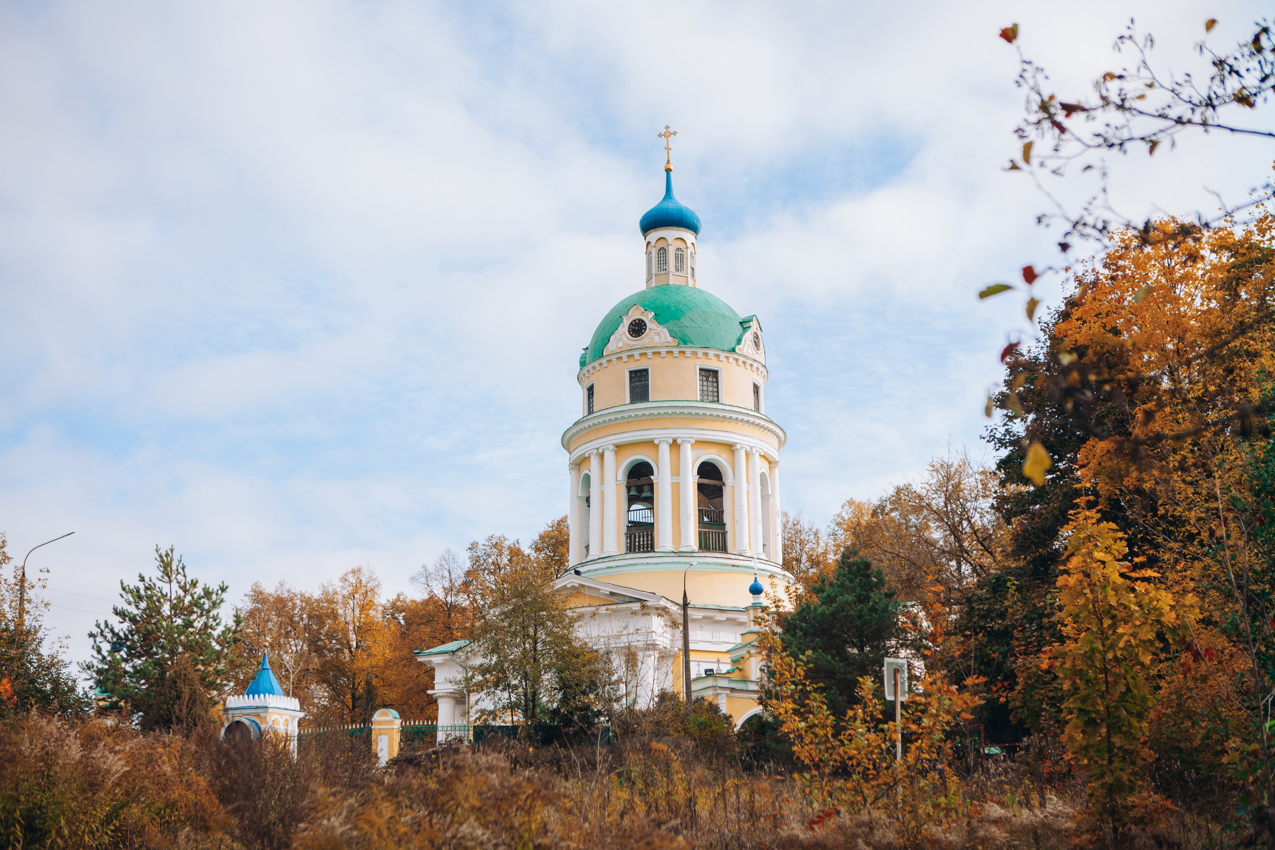 Гребневская церковь снаружи осенью на фоне голубого неба