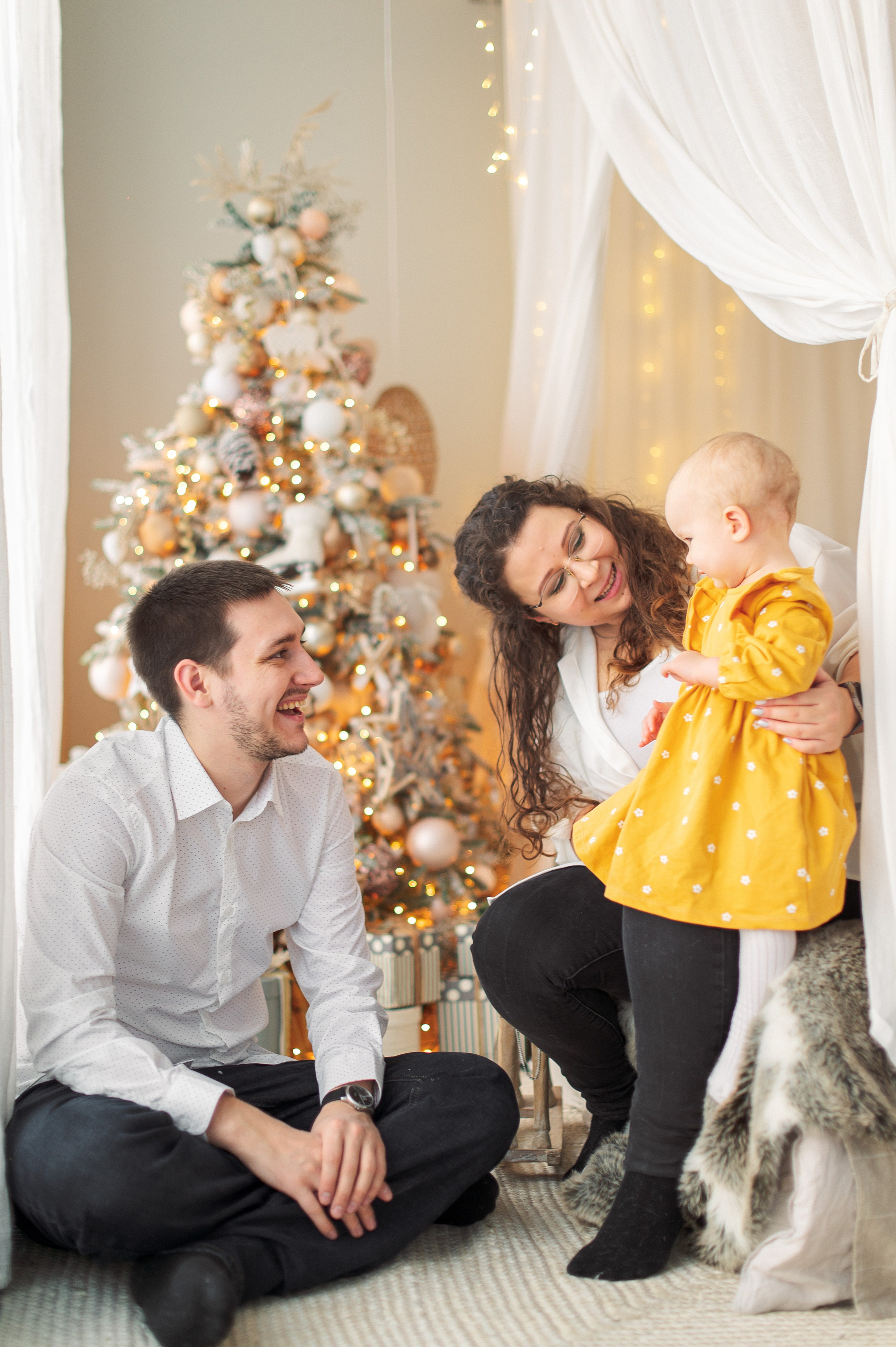Семейная новогодняя фотосессия в студии. Семейный и свадебный фотограф в Санкт-Петербурге Гришин Юрий