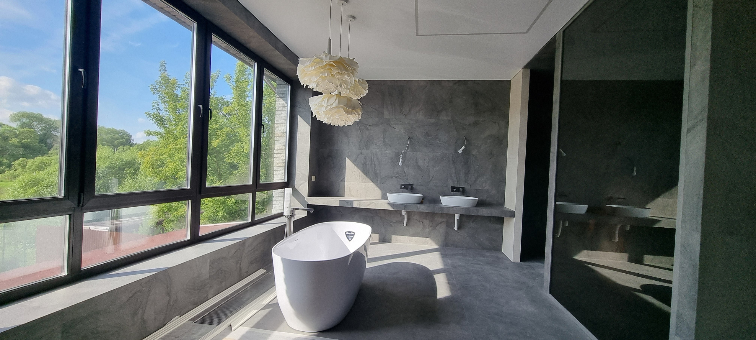 Ванная комната МД-006 с видом на природу через панорамное окно