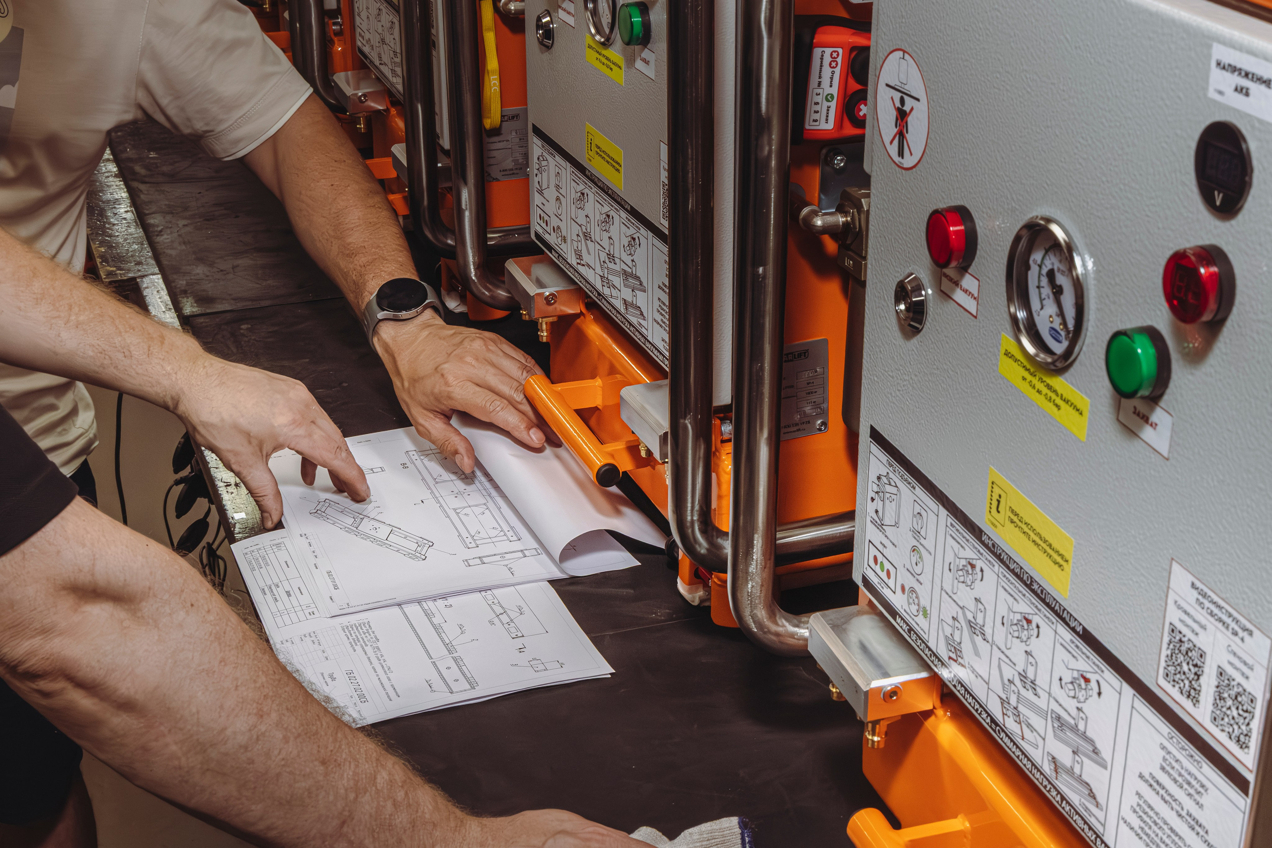 Специалисты цеха: обсуждение технических параметров вакуумного захвата.