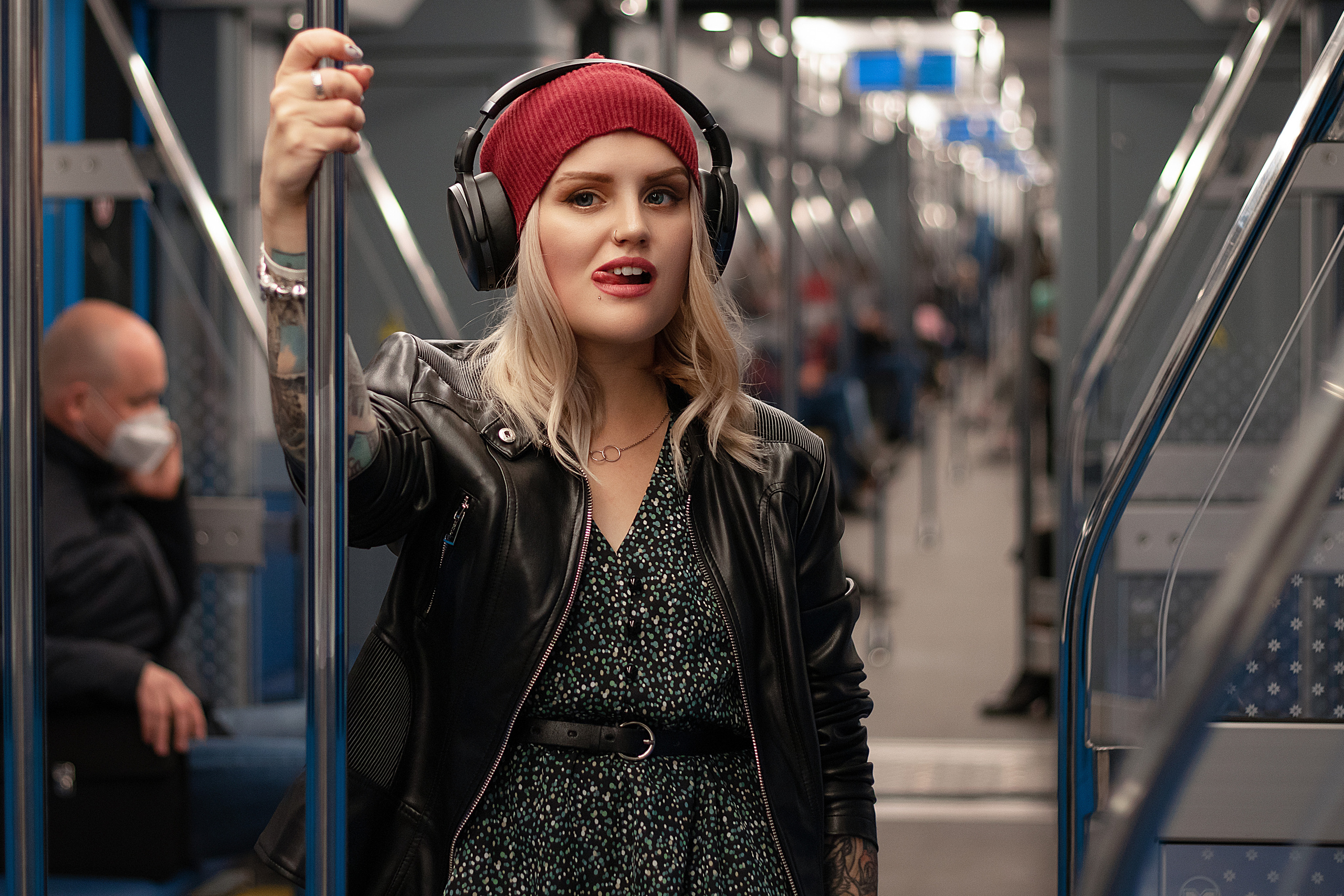 фото девушки в вагоне метро. Фото Фёдора Веренича