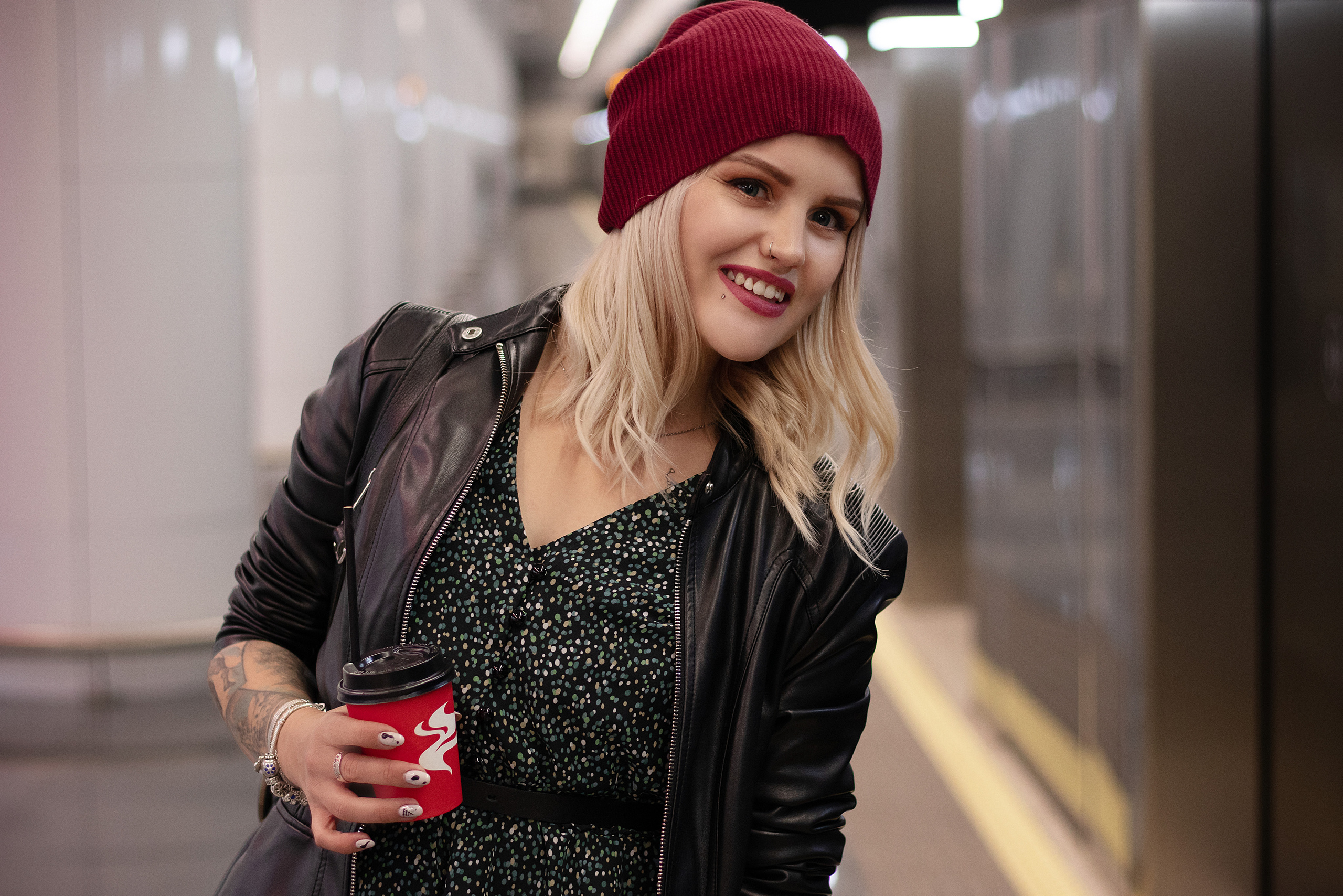 Девушка с кофе в метро