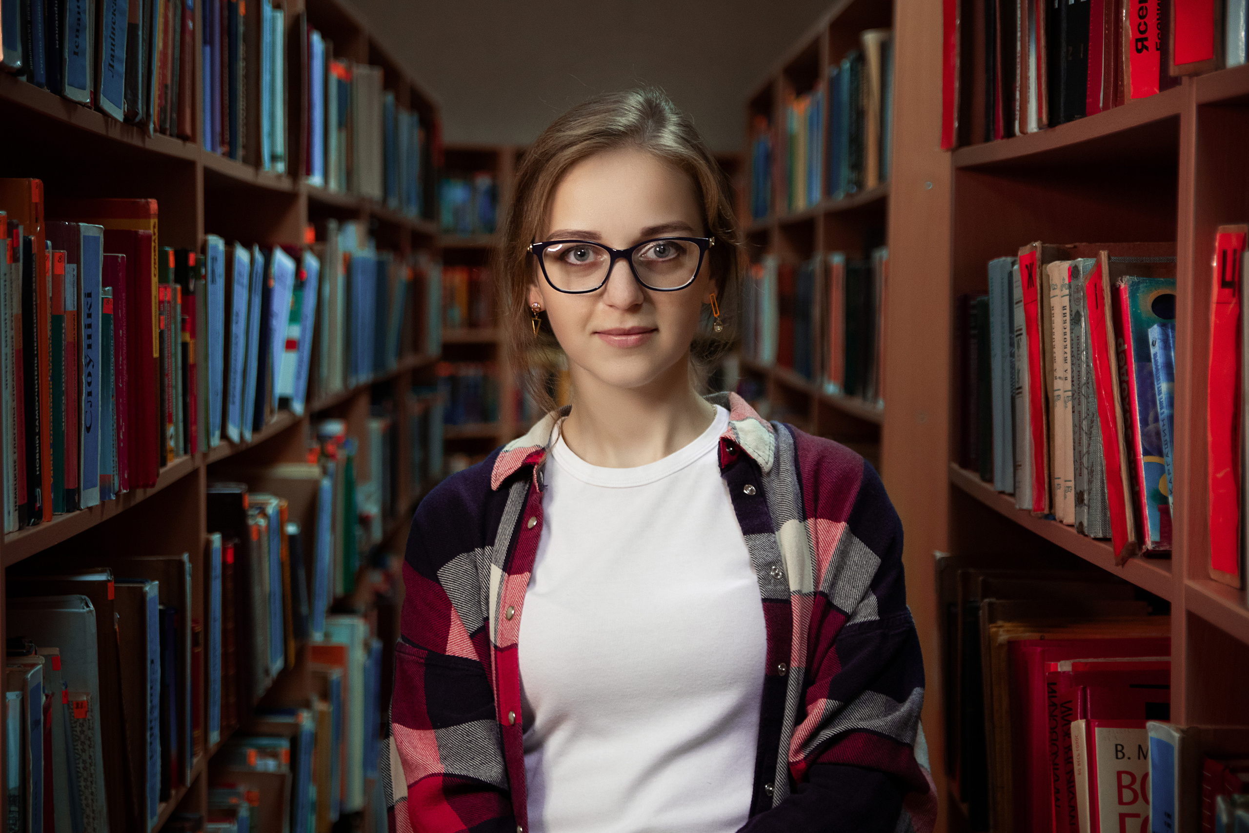 Девушка в библиотеке. Фотография Фёдора Веренича