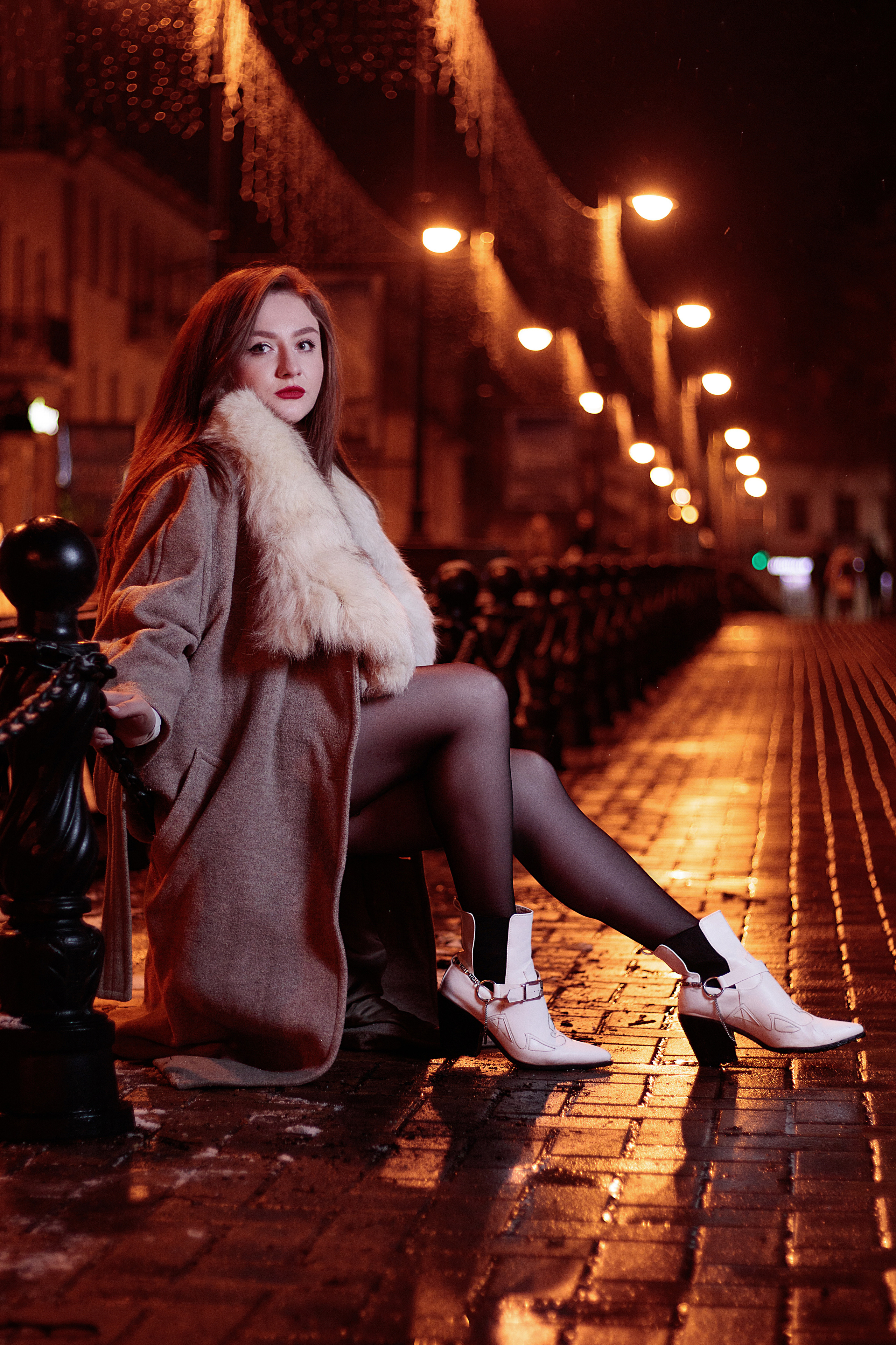 девушка сидит на дороге.