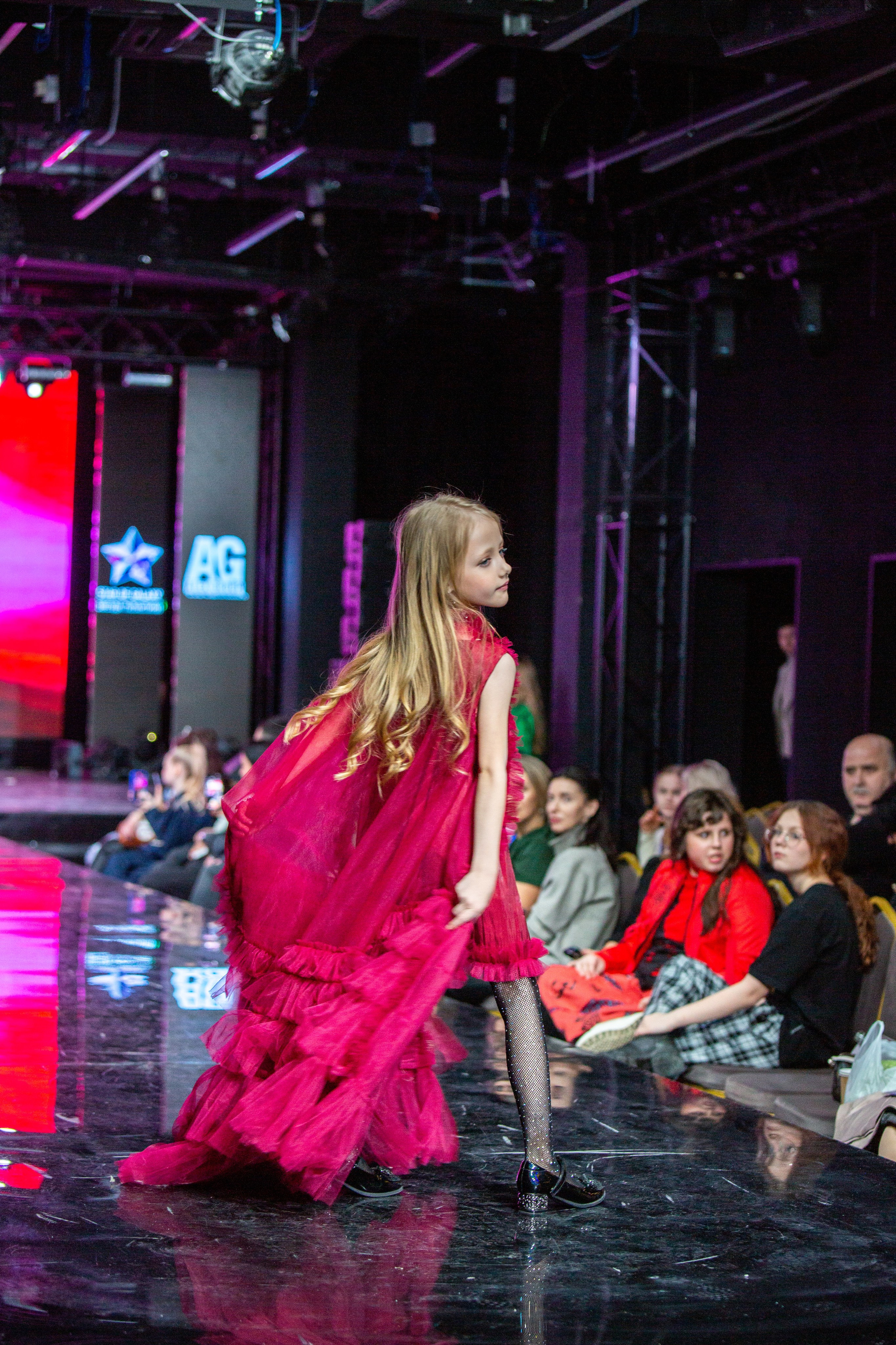 Звезда галактики. Яровит Холл. Репортажный, семейный, свадебный, портретный фотограф