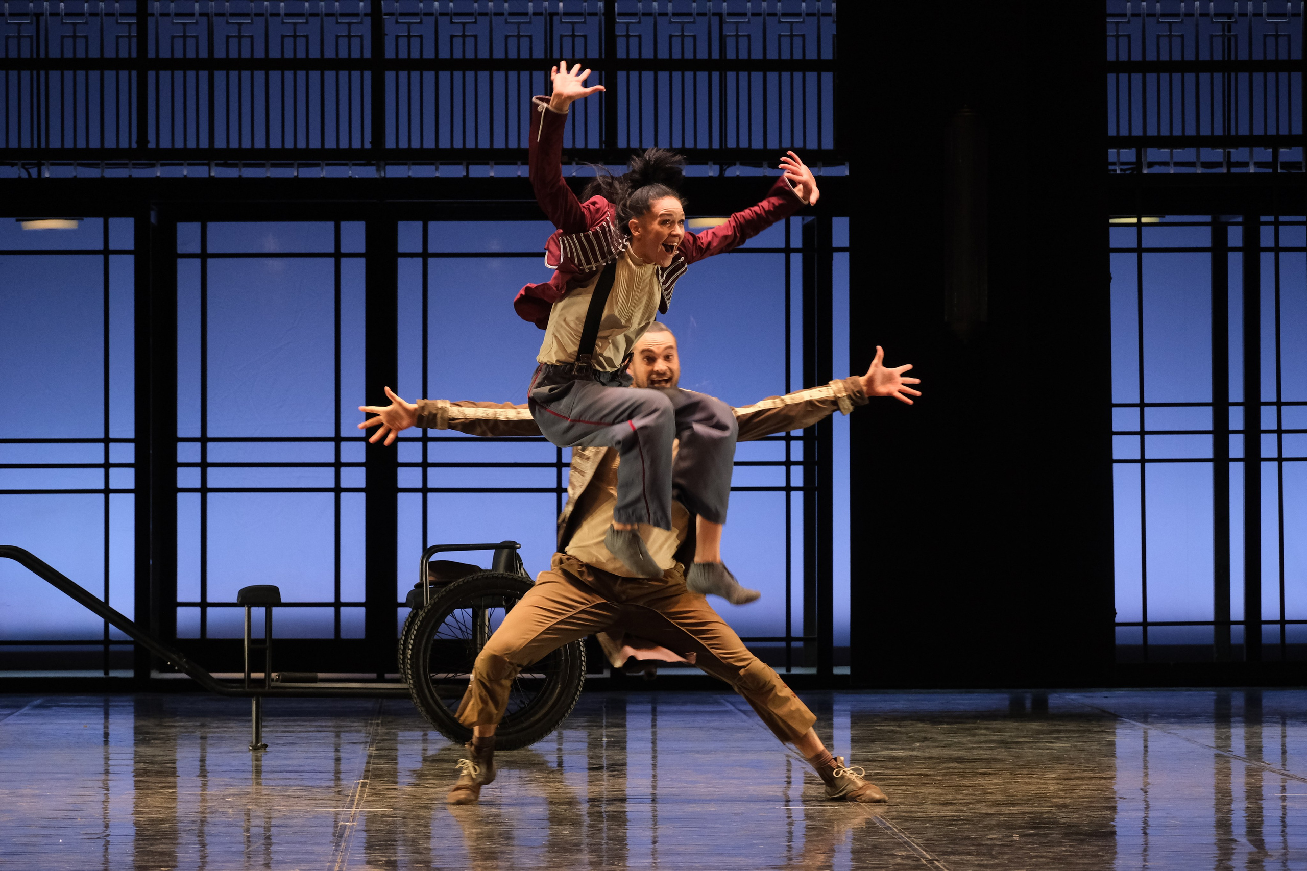 21.03.2021 Эффект Пигмалиона Гастроли театра Бориса Эйфмана в Алматы, Казахстан Гала обитательница трущоб Любовь Андреева Лауреат премии «Золотая Маска» Лауреат премии «Золотой Софит» Холмс отец Галы Дмитрий Фишер Заслуженный артист России Лауреат премии Президента РФ Лауреат премии «Золотой Софит» Балет Бориса Эйфмана на музыку И. Штрауса-сына Декорации: Зиновий Марголин Костюмы: Ольга Шаишмелашвили Свет: Александр Сиваев, Борис Эйфман