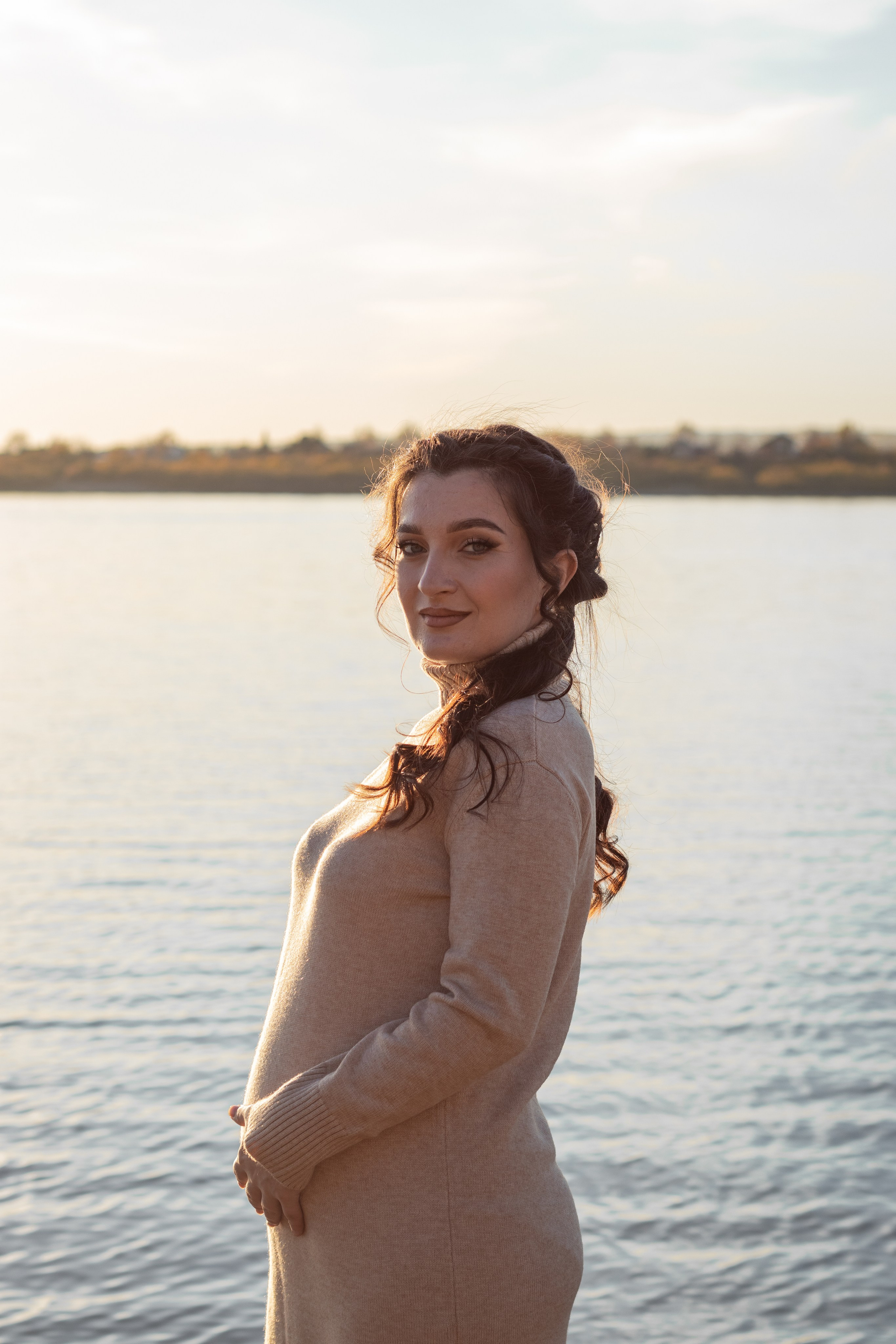 Фотосессия беременной девушки в городе Томск возле набережной реки Томь