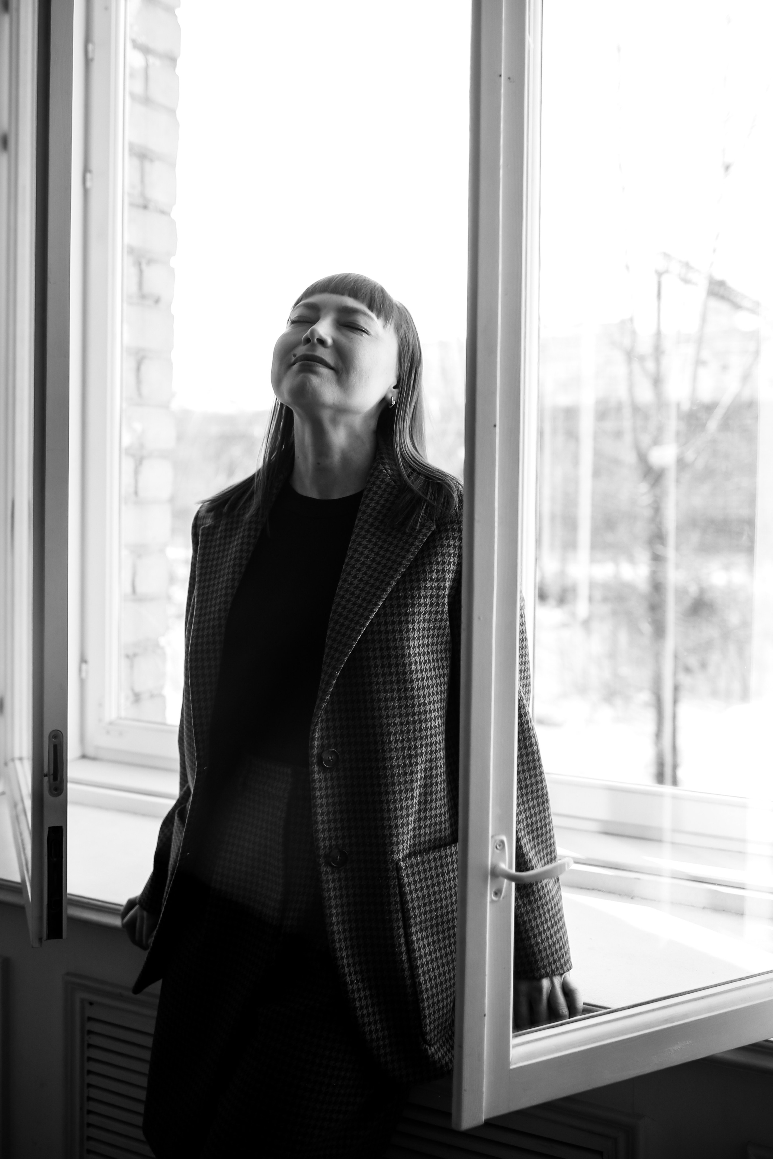 красивые кадры девушки у окна в черно-белом варианте