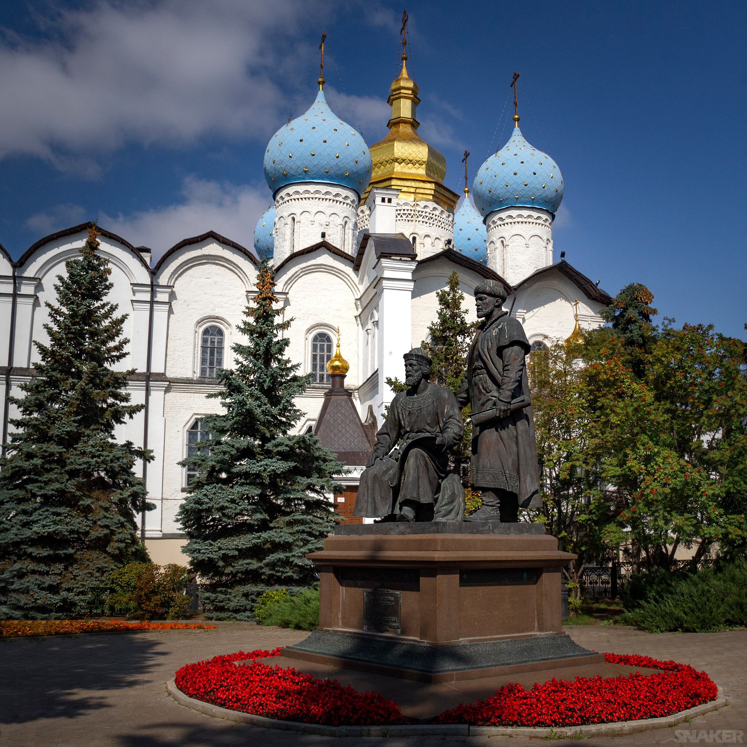 Благовещенский собор и памятник зодчим Казанского кремля.
