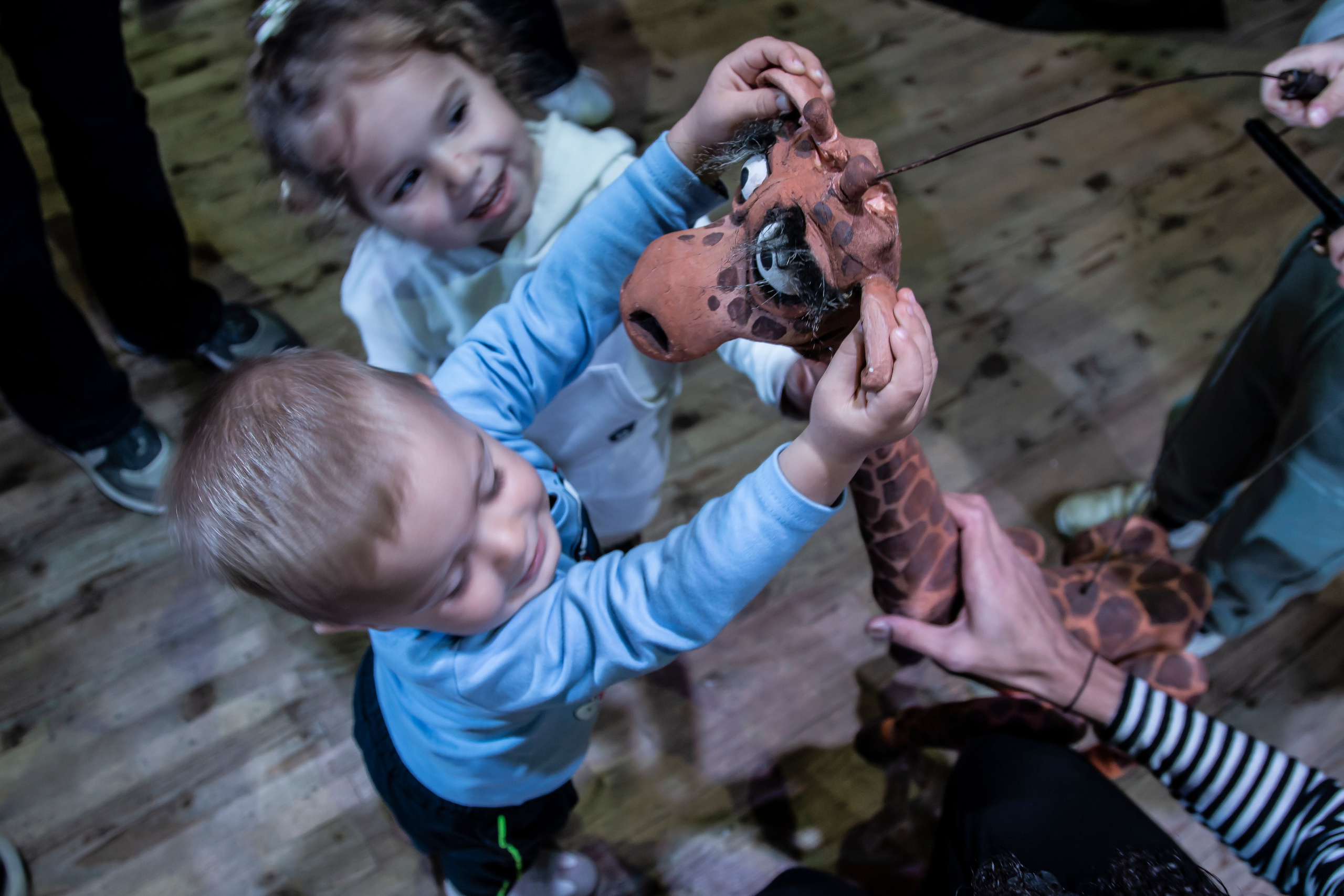 Жирафа и носорог спектакль театра Саквояж. Фотограф в Сочи Юрий Шептаев
