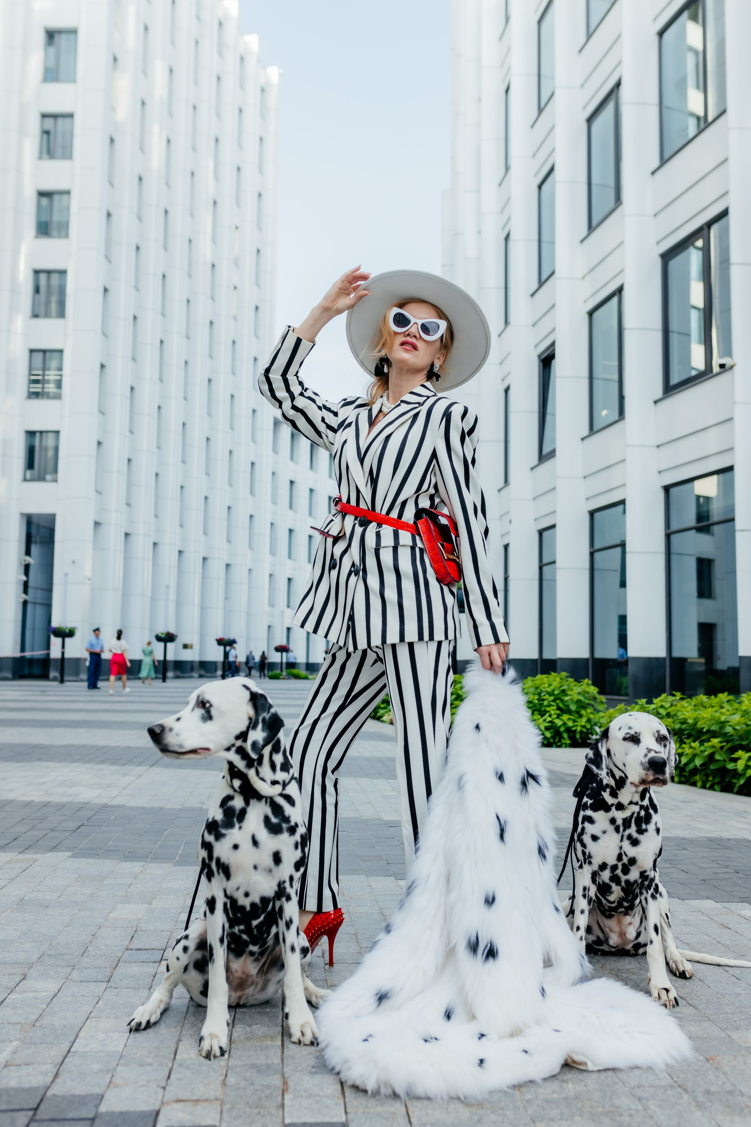 #fashionblogger #aquamarinmall #dalmatianstyle #kruelladevillook #newkruella #stylishoutfit #petphotos #luxurylife #модник #photoart #modaprokhodka #doglover #wowshot #lifestylephotography #highfashion