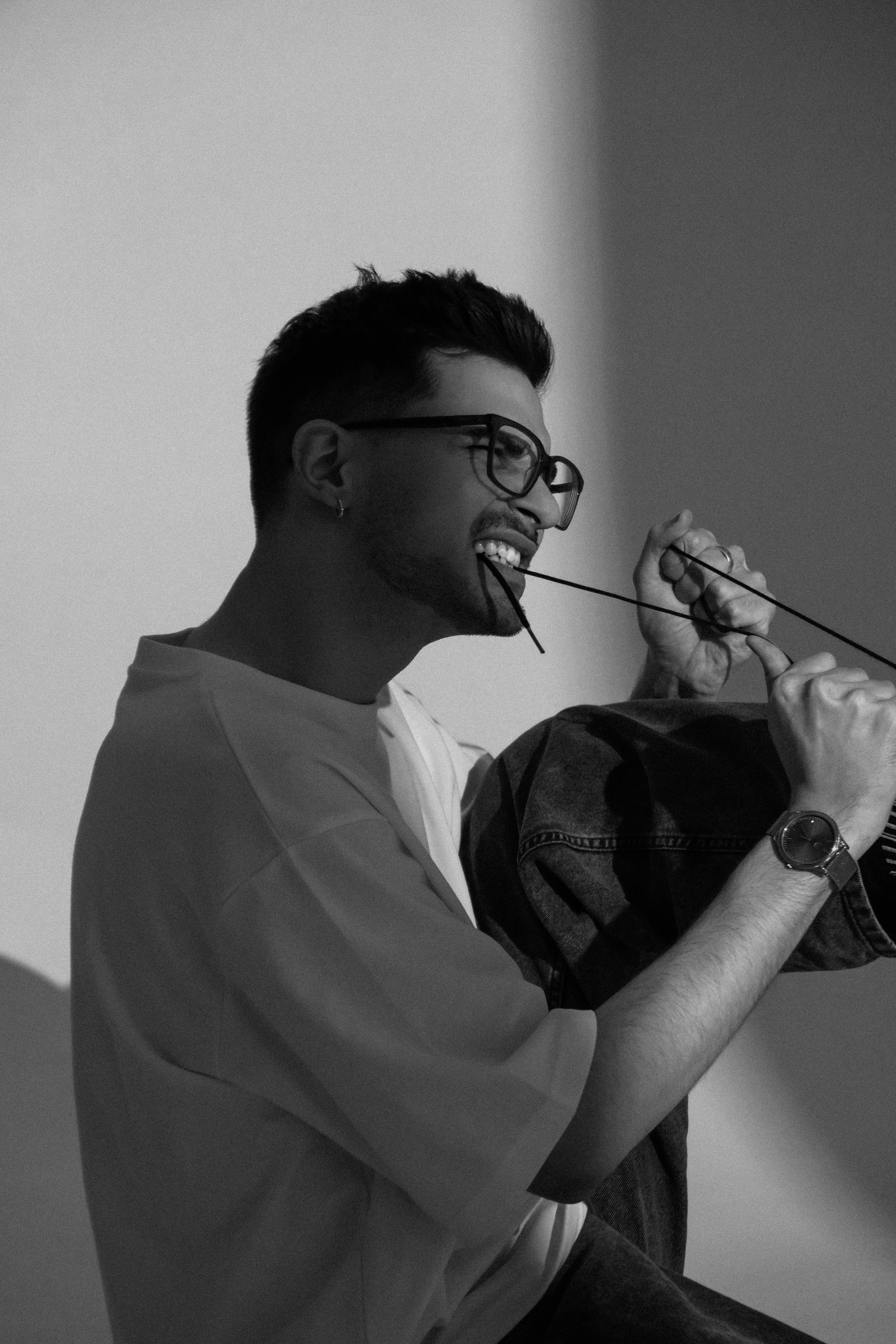 Фотосессия в студии, идеи для фотосессии, съемка парня в студии, 