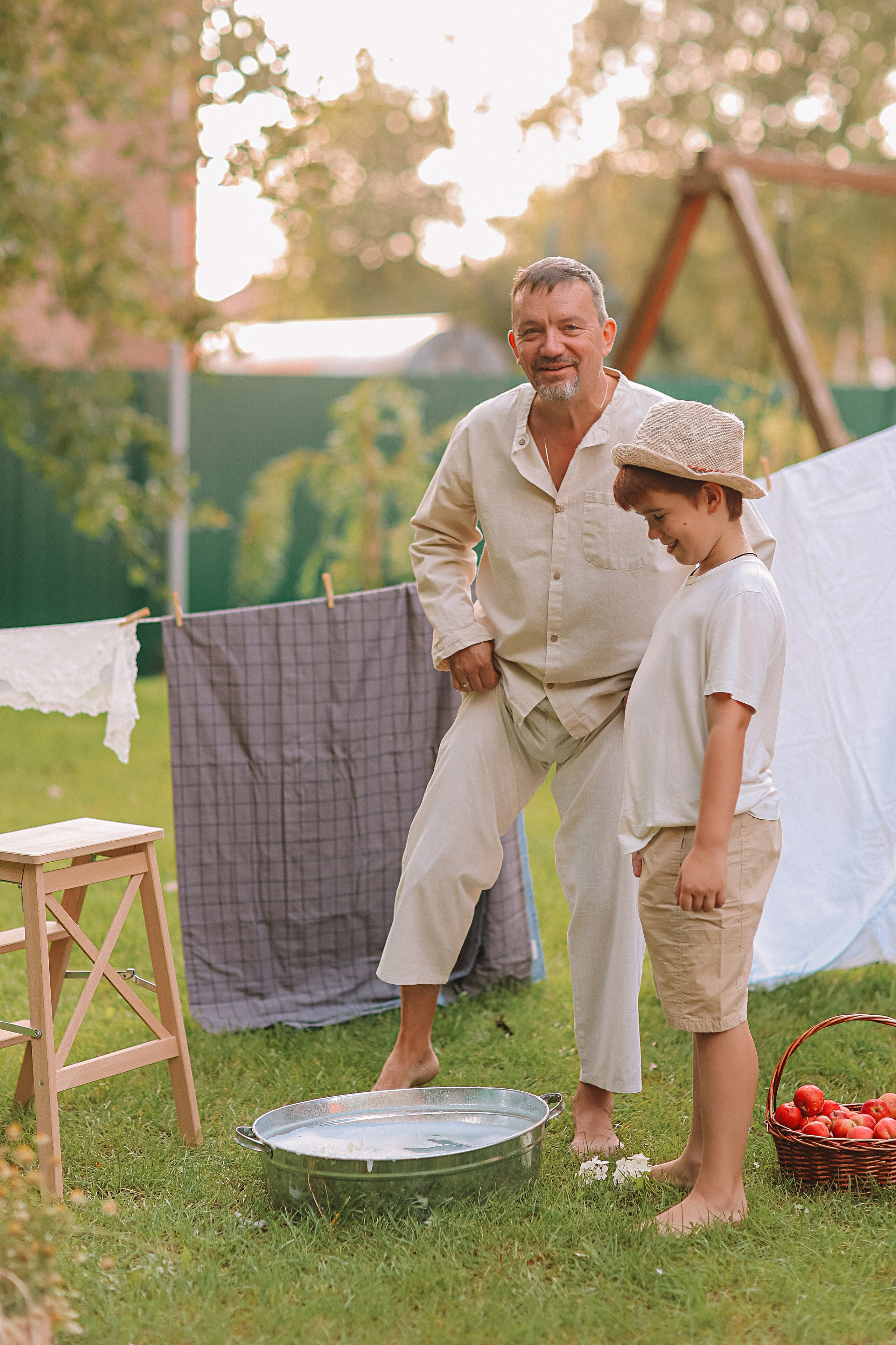 Стирка у дома. Семейный фотограф Тюмень, фотограф на роды Салмина Мария