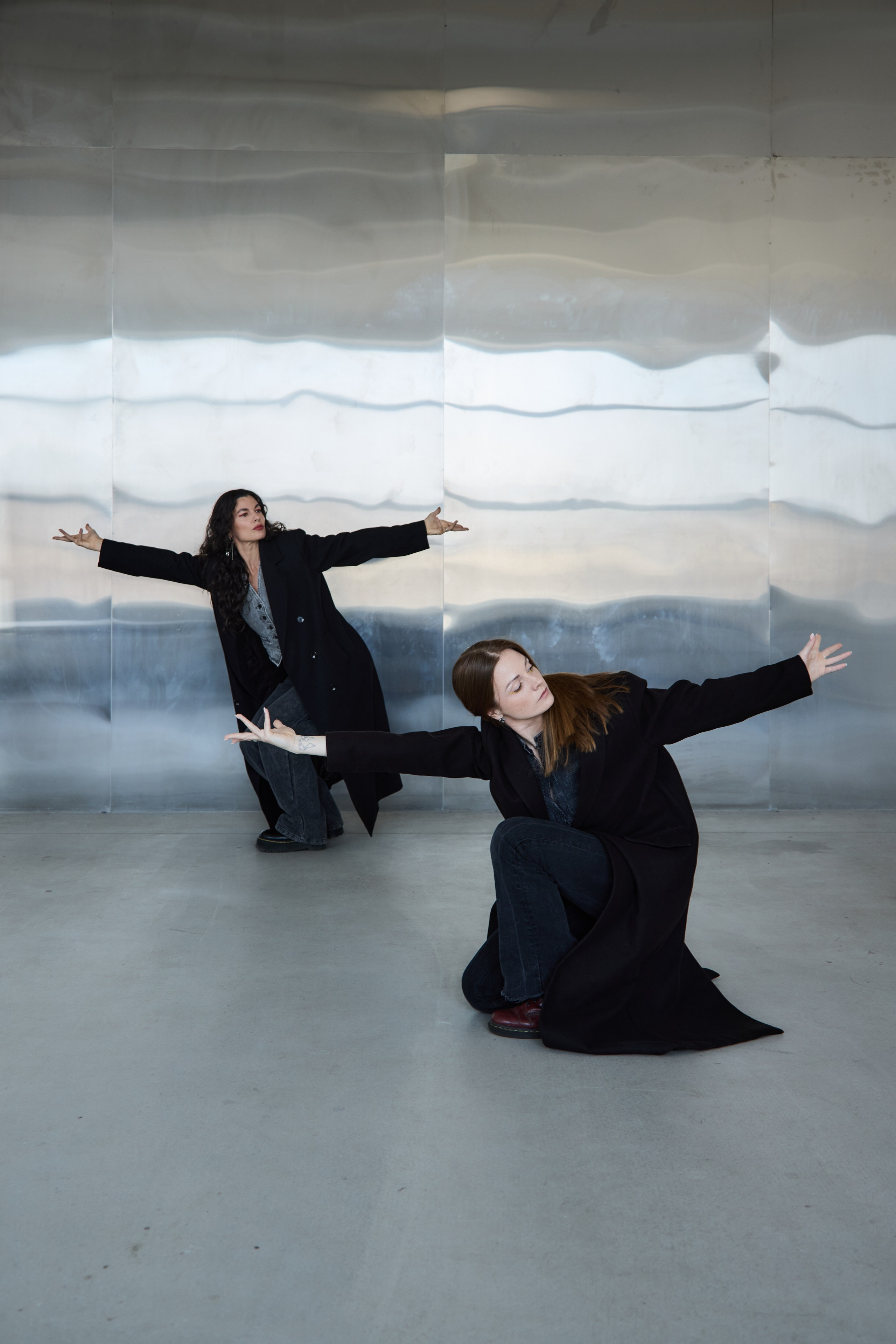 Две девушки на фоне металлической стены в танце. Виктория Брызгалова и Анна Пижонкова